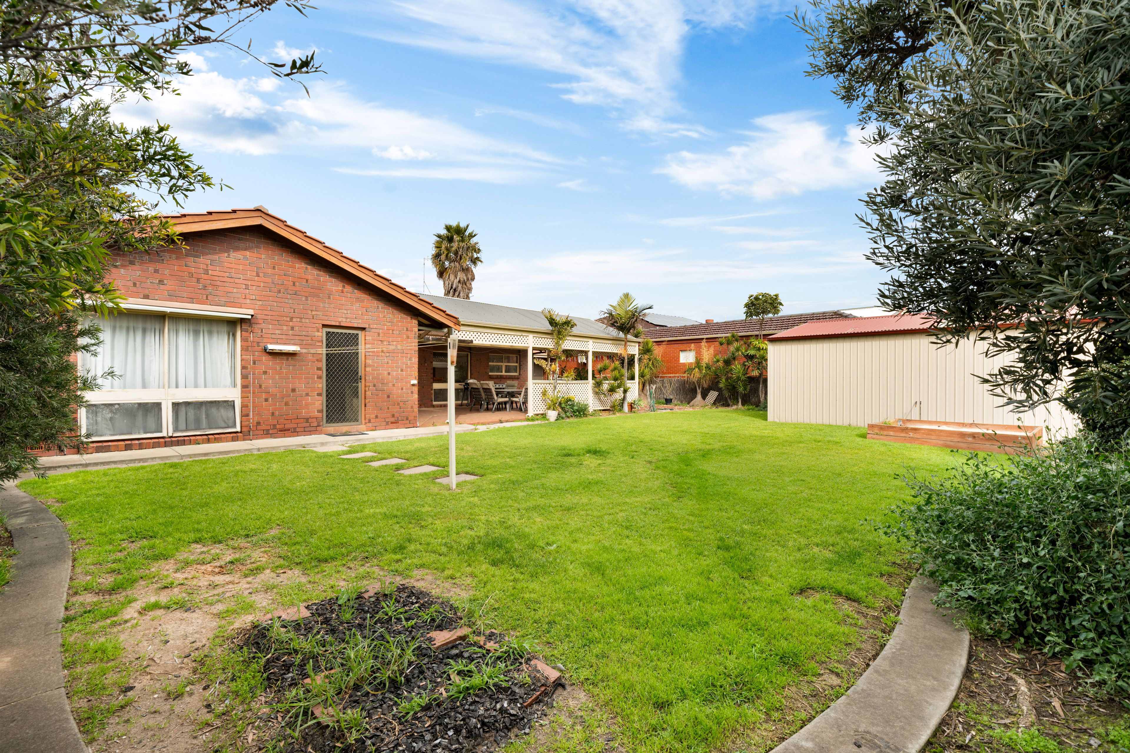15 Hoylake Crescent — photo 18 of 22