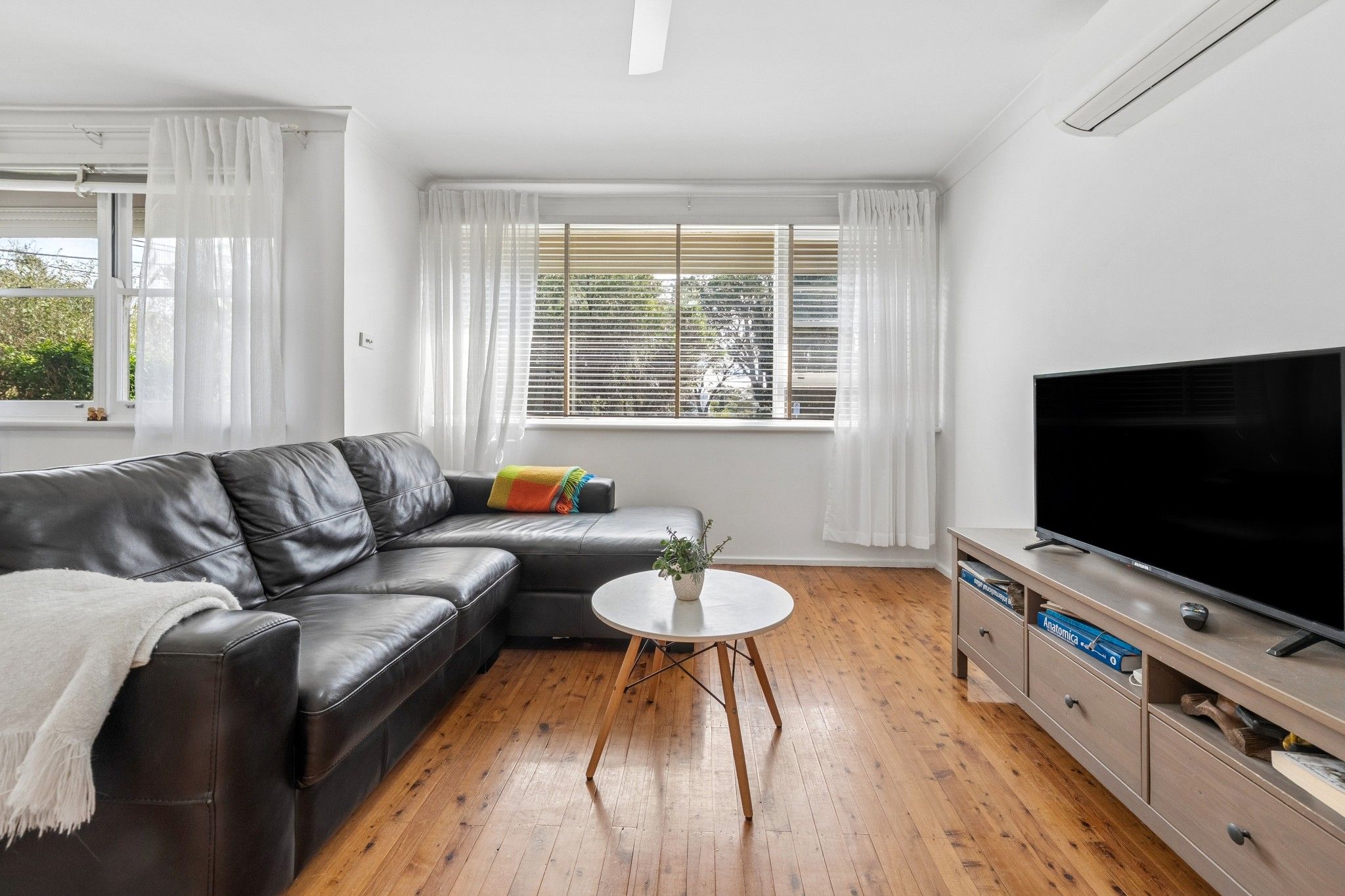 45 Fullerton Crescent — photo 8 of 26