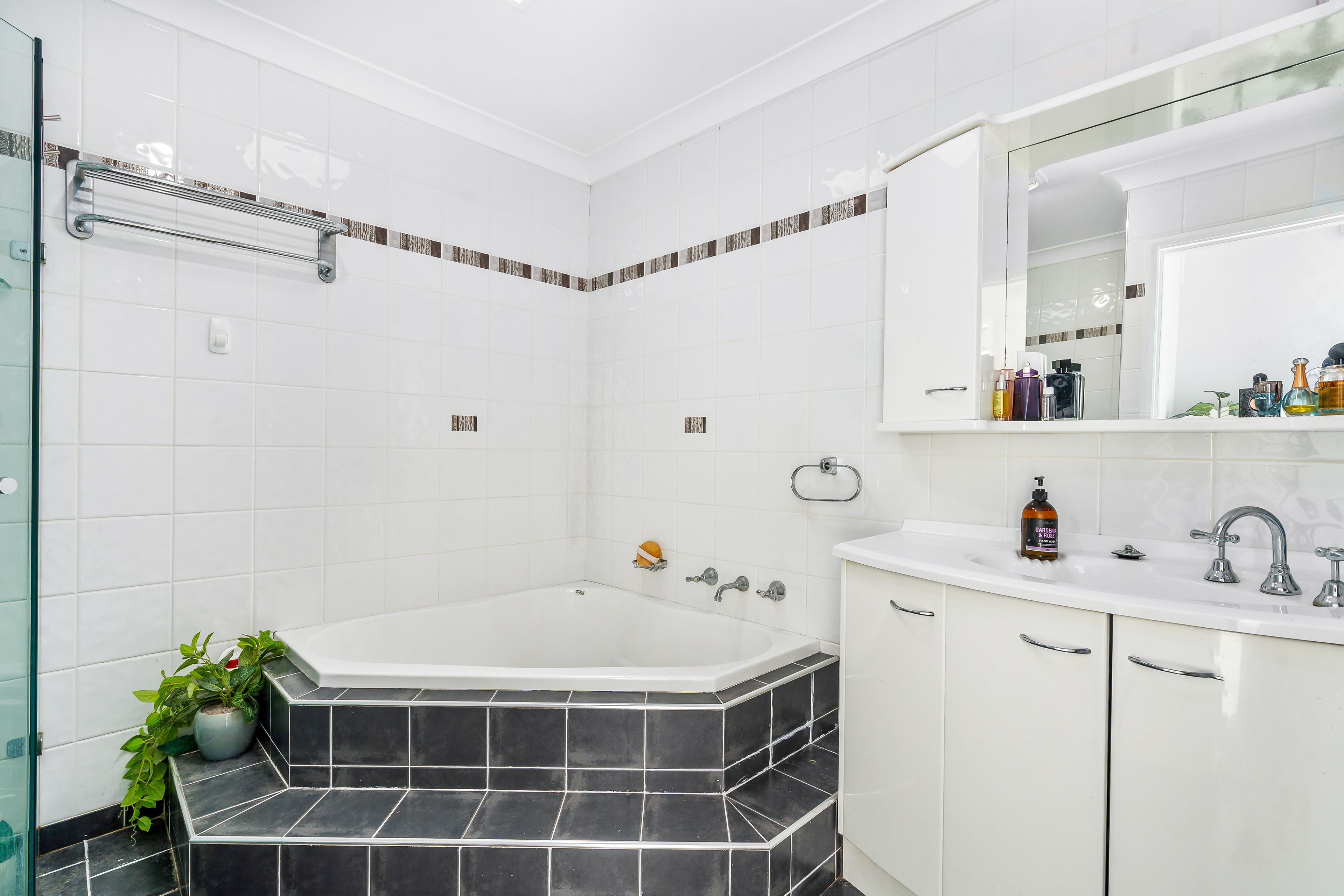 15 Ainslie Street — photo 6 of 9