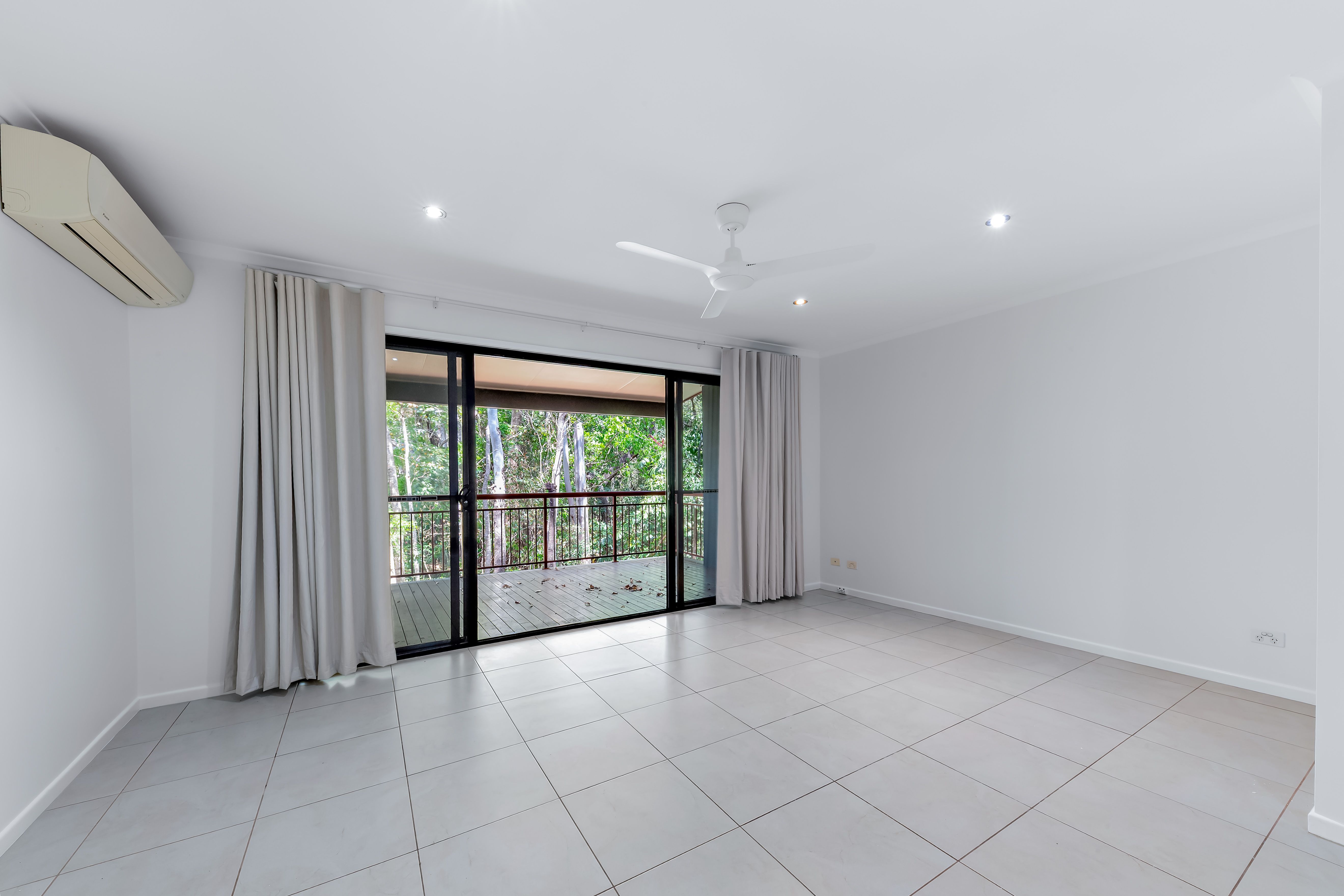 2/3-5 Seaview Drive — photo 3 of 11