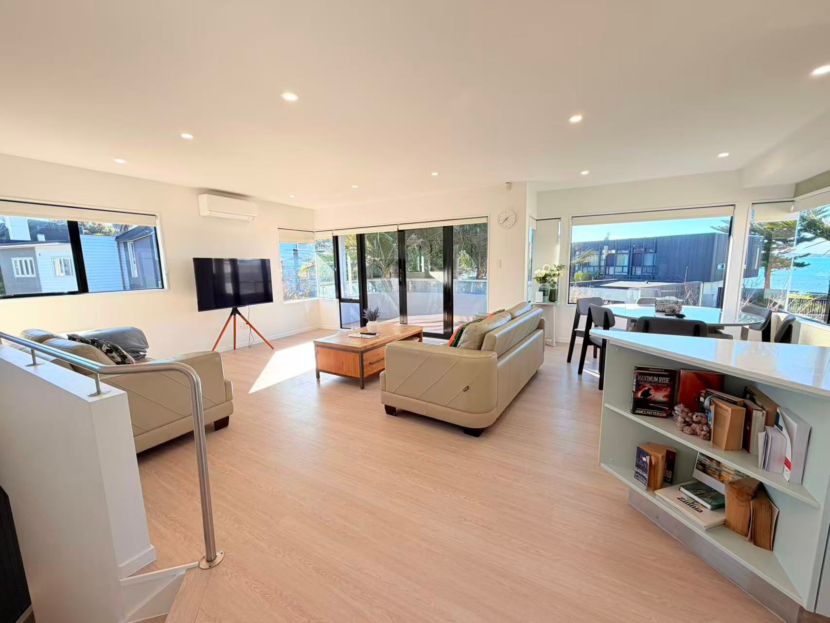 2/4 Rogers Avenue, Eastern Beach, Manukau City