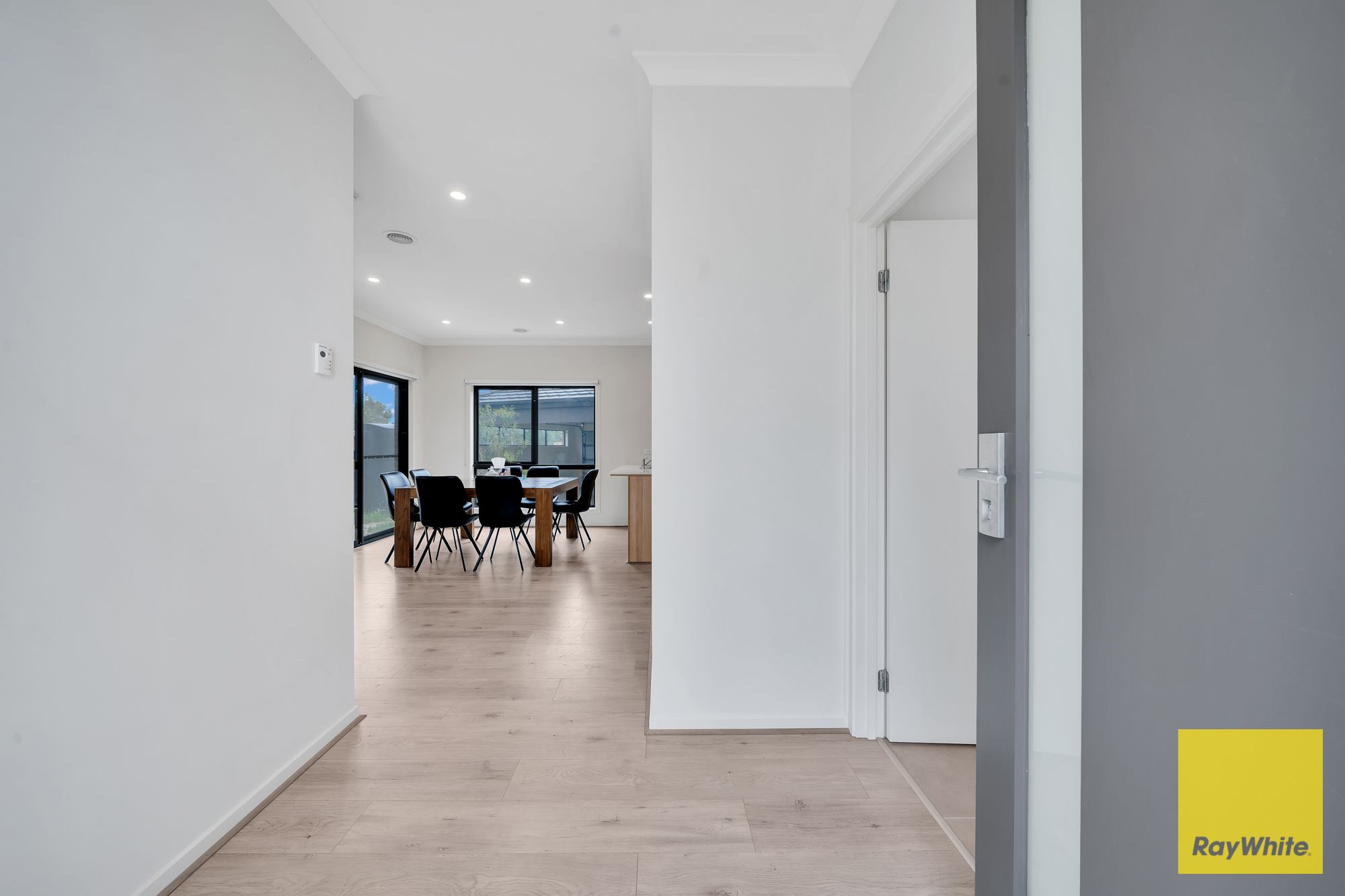 8/4 Westonbury Drive — photo 4 of 30