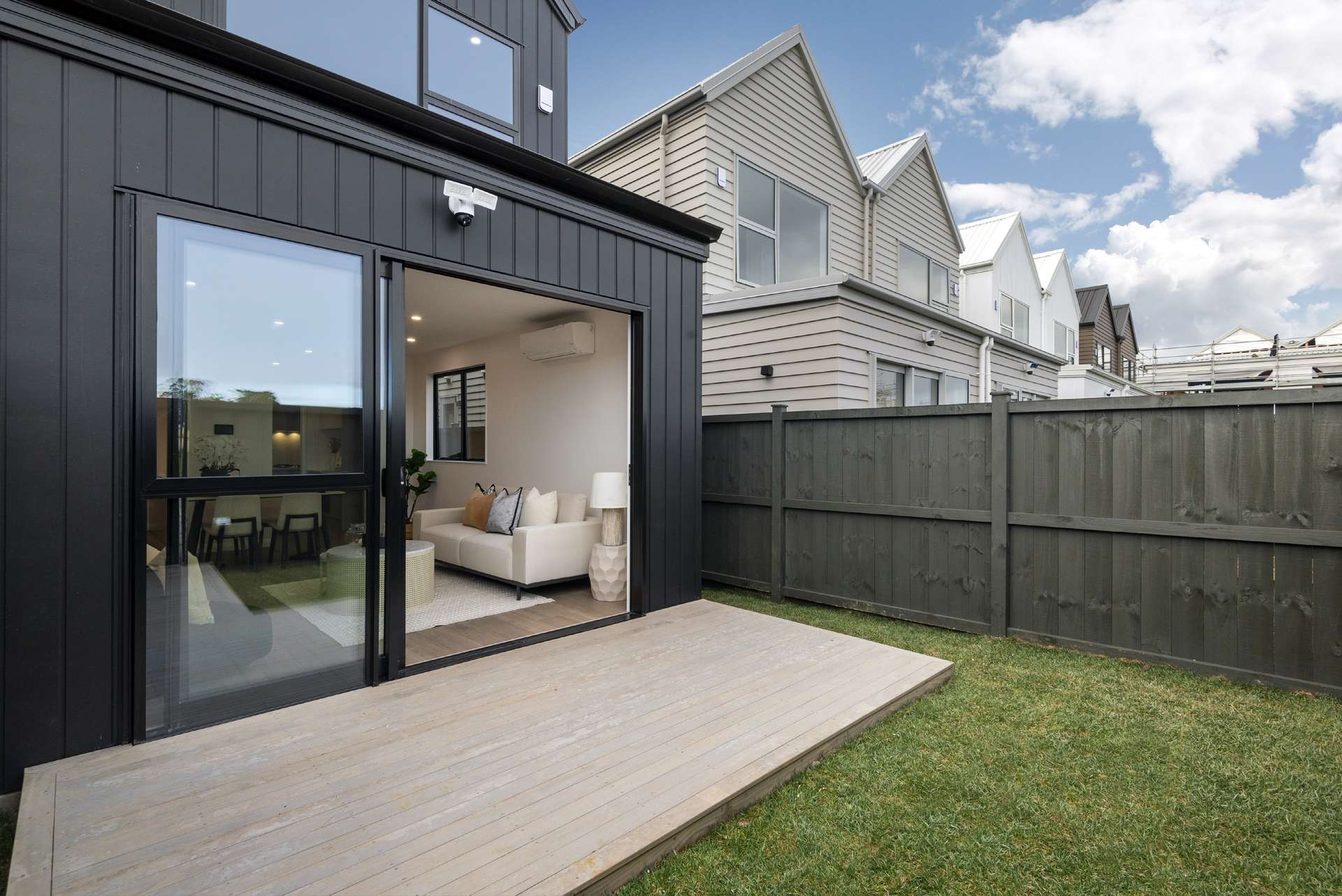 31 Burberry Heights photo 36