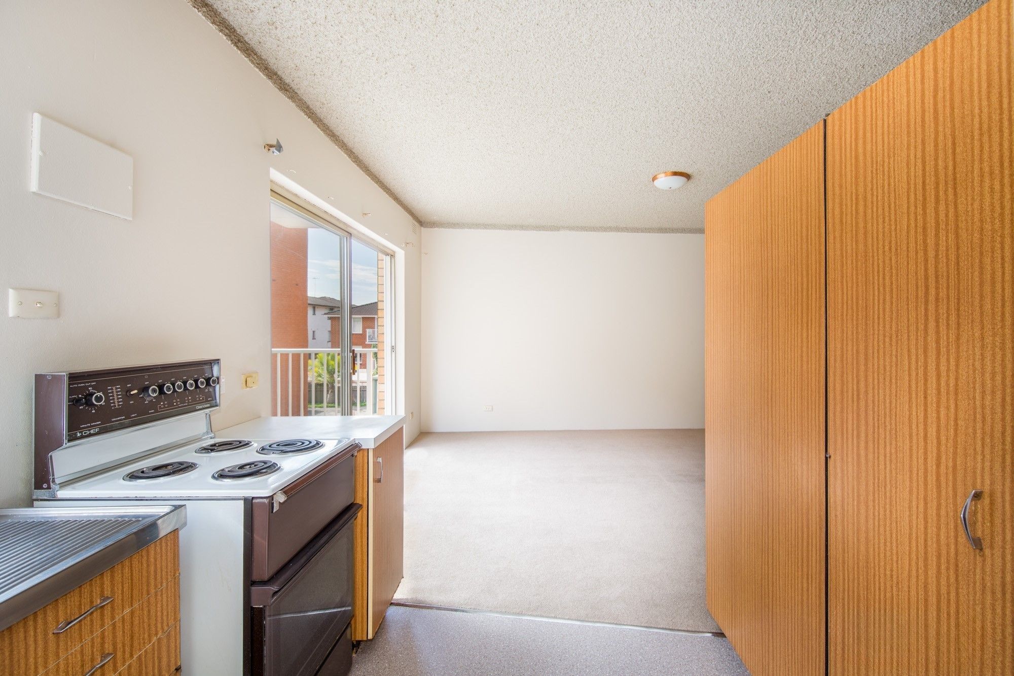 1/54 Oaks Avenue — photo 3 of 5