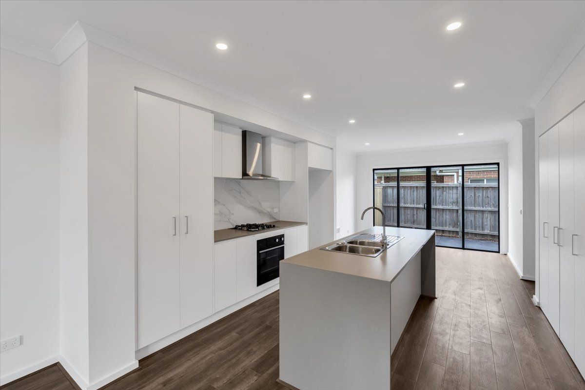 13 Cresthaven Road — photo 3 of 10