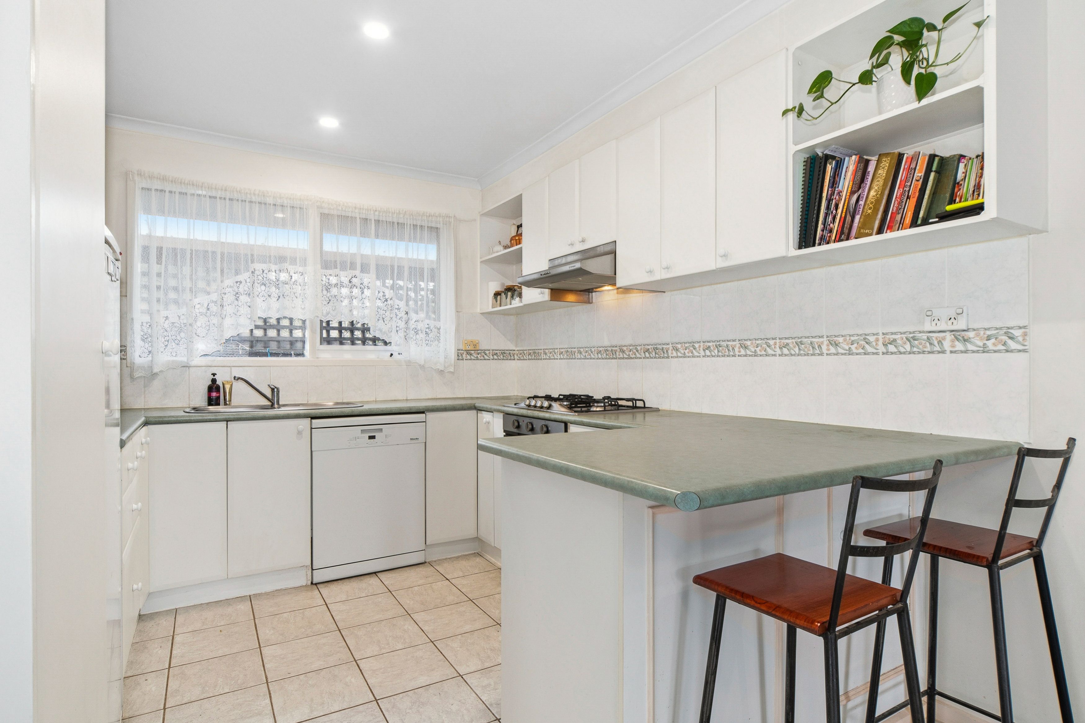 19 Dunsterville Crescent — photo 6 of 17