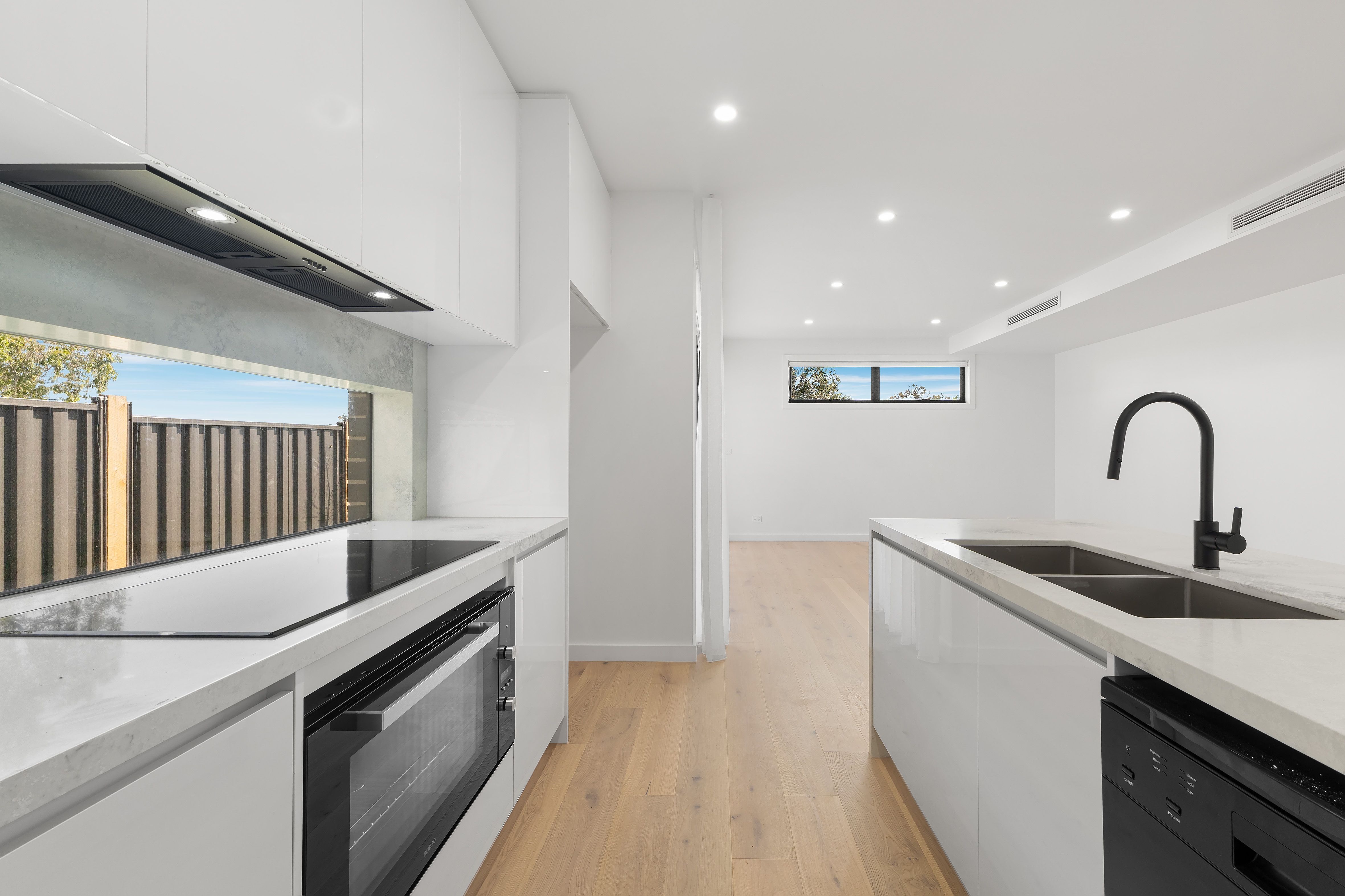3/3 Munro Street — photo 3 of 5