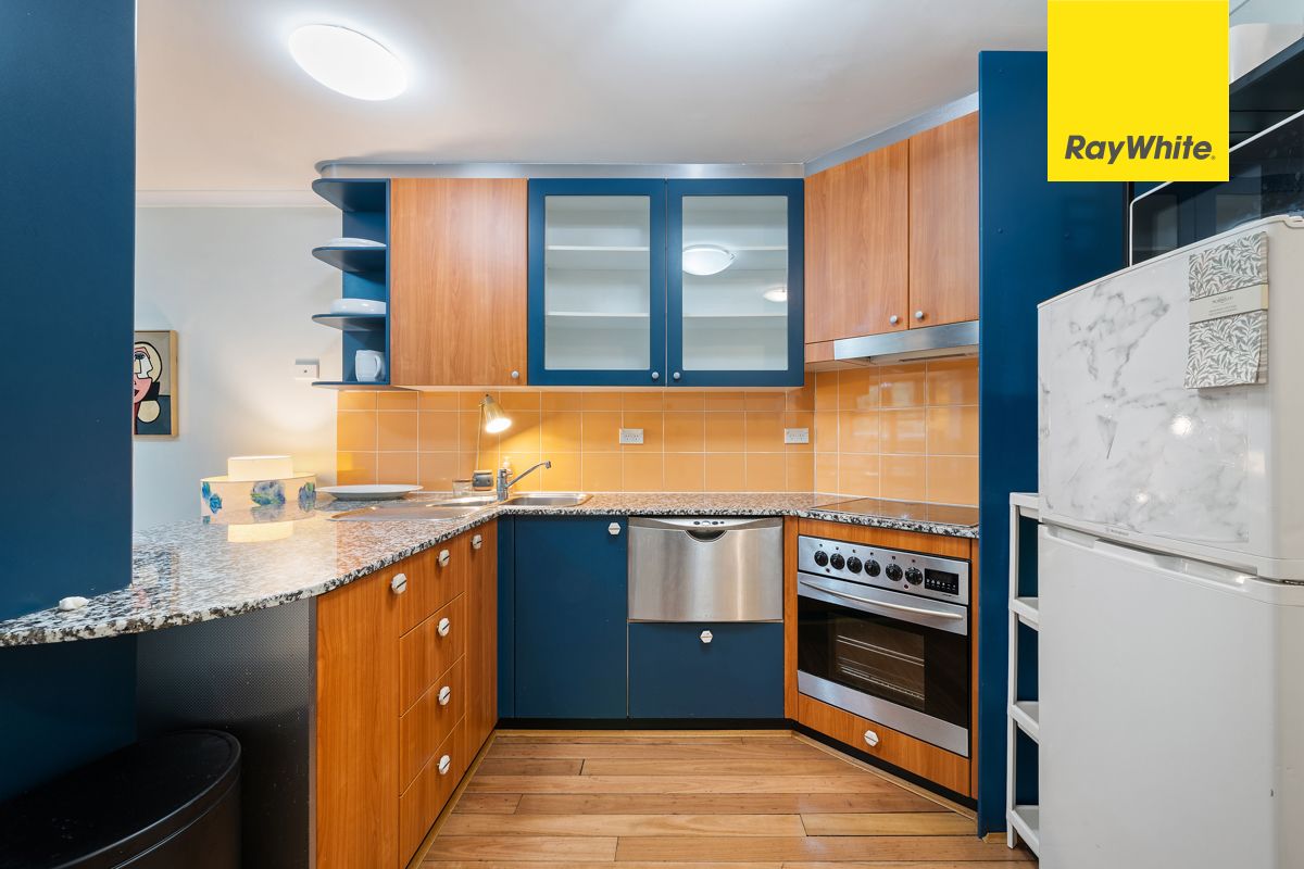 36/18 Captain Cook Crescent — photo 6 of 13