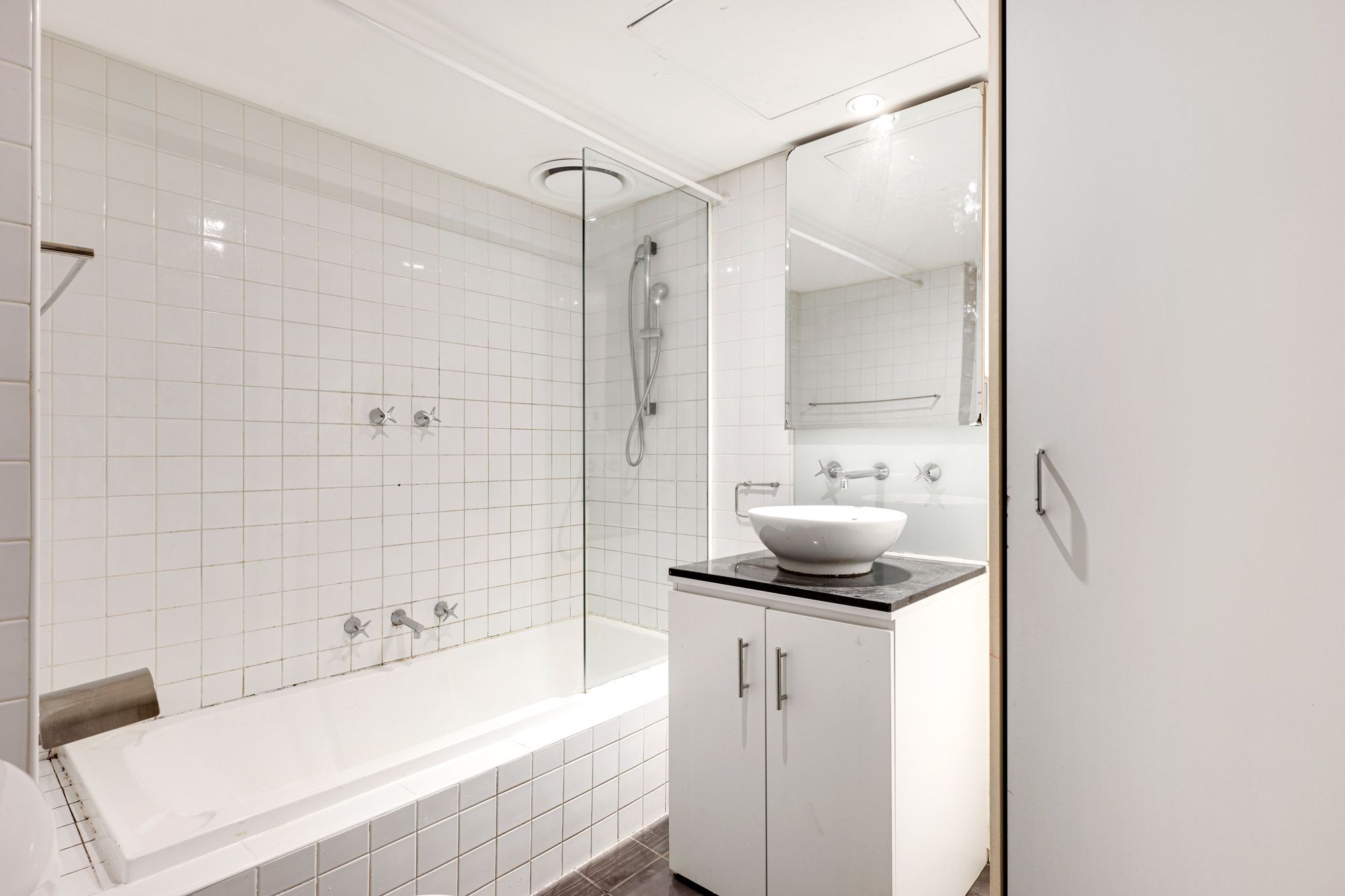 407/233 Collins Street — photo 7 of 11