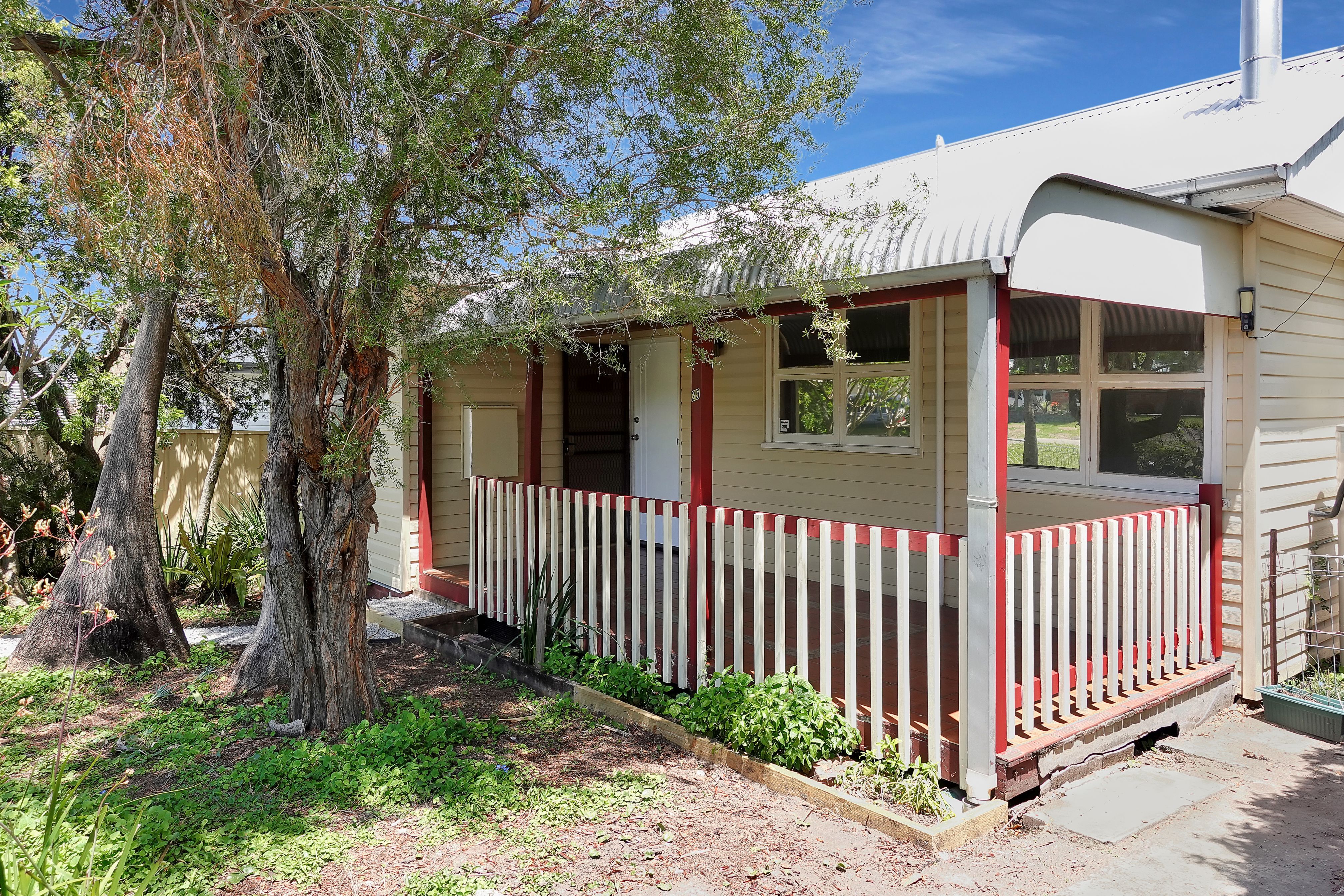 25 Lake Road, Fennell Bay, NSW 2283