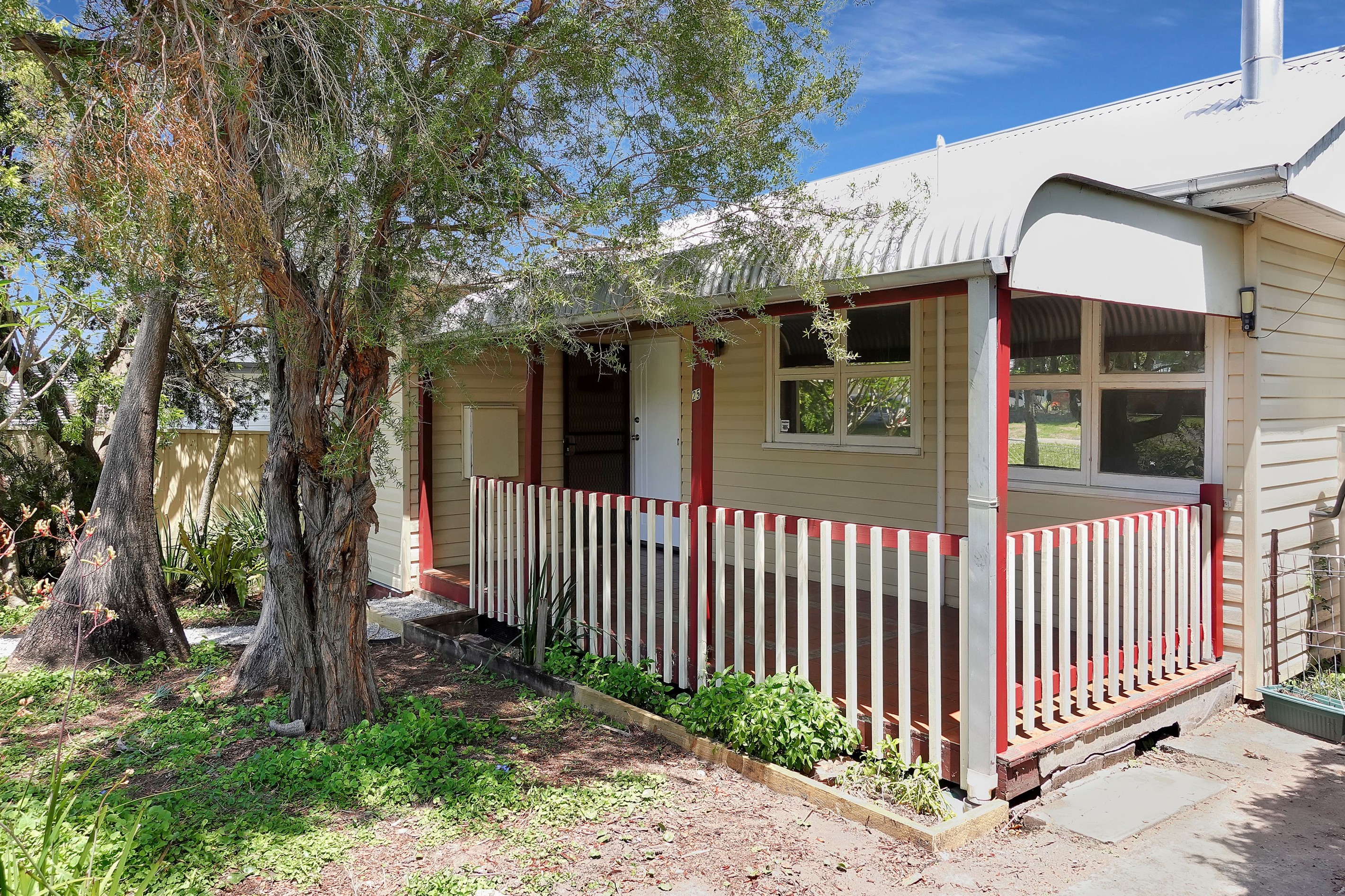 25 Lake Road, Fennell Bay, NSW 2283