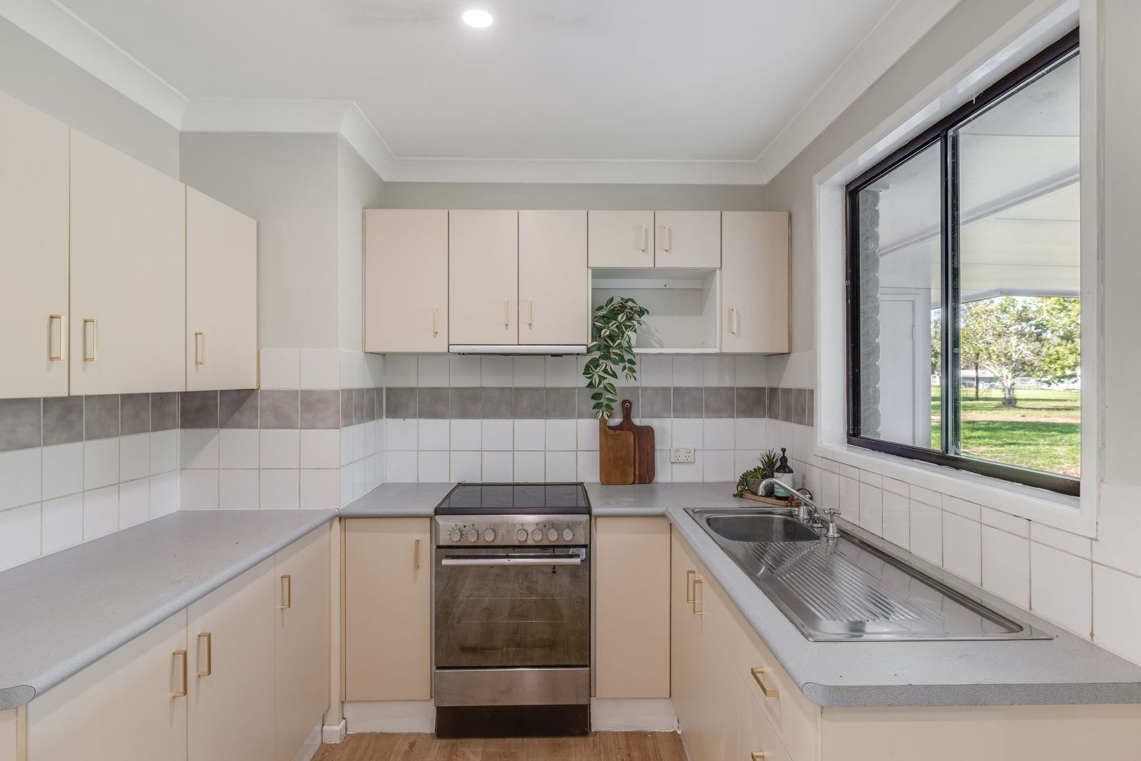 28 Eileen Court — photo 6 of 14