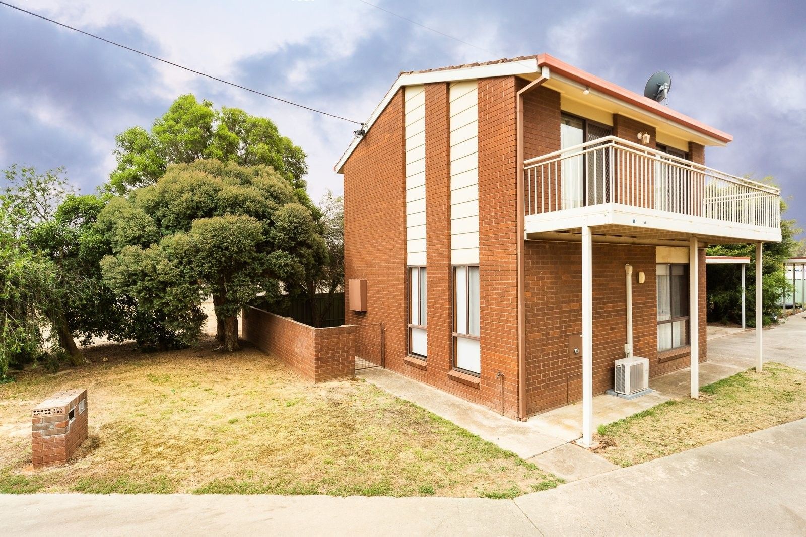 1/4 Sunnyside Crescent — photo from Ray White Albury North