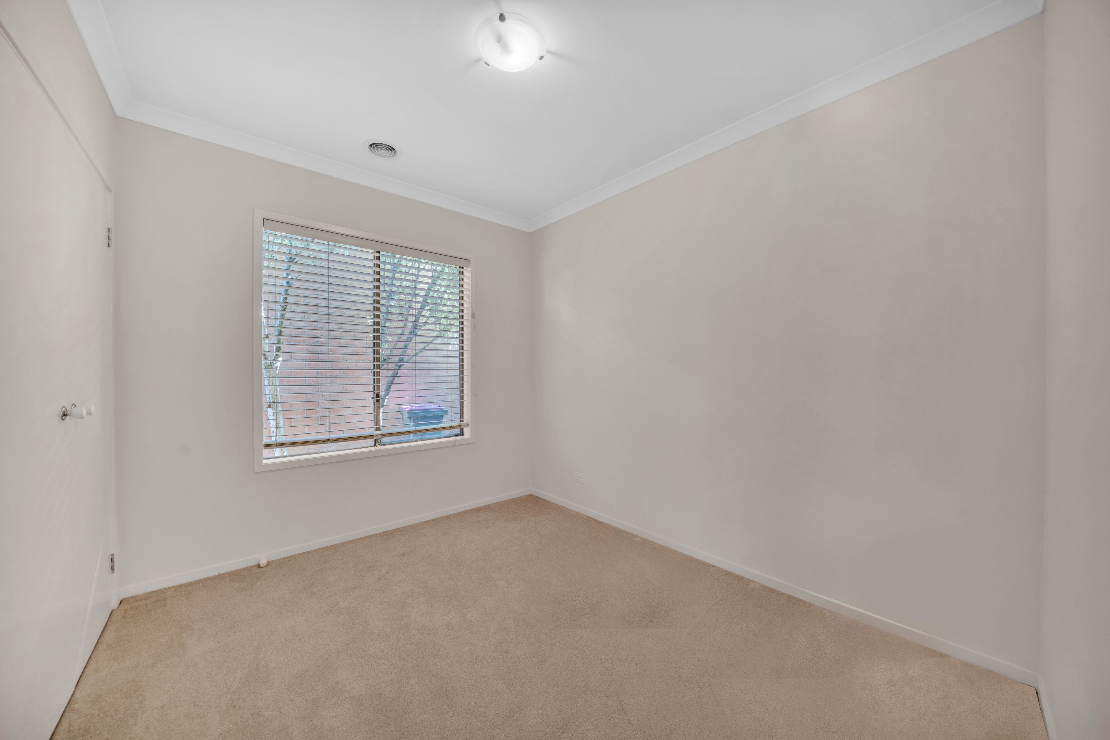 28 Lockhart Street — photo 8 of 17