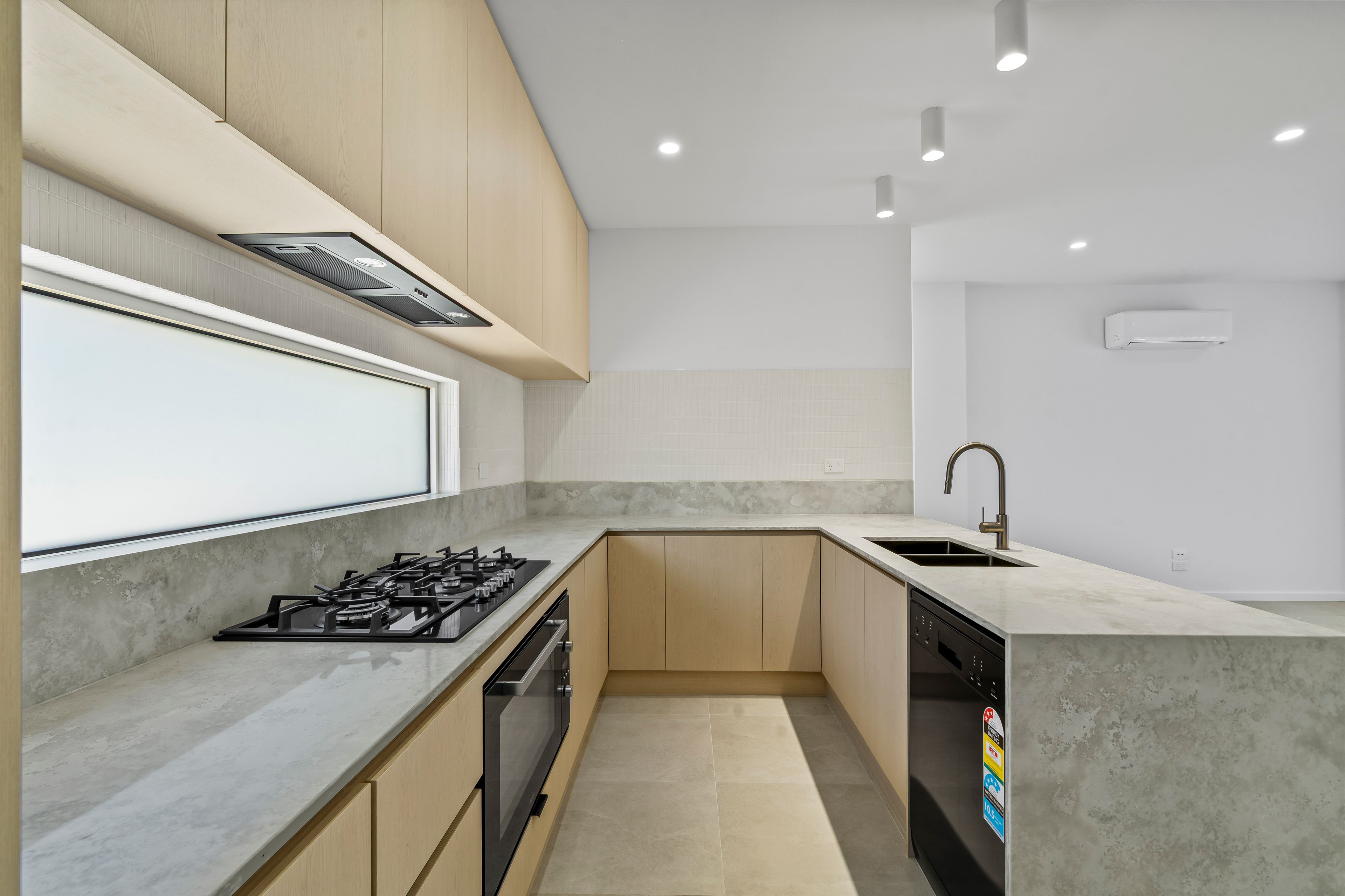 1-4/150 Somerset Road — photo 5 of 11