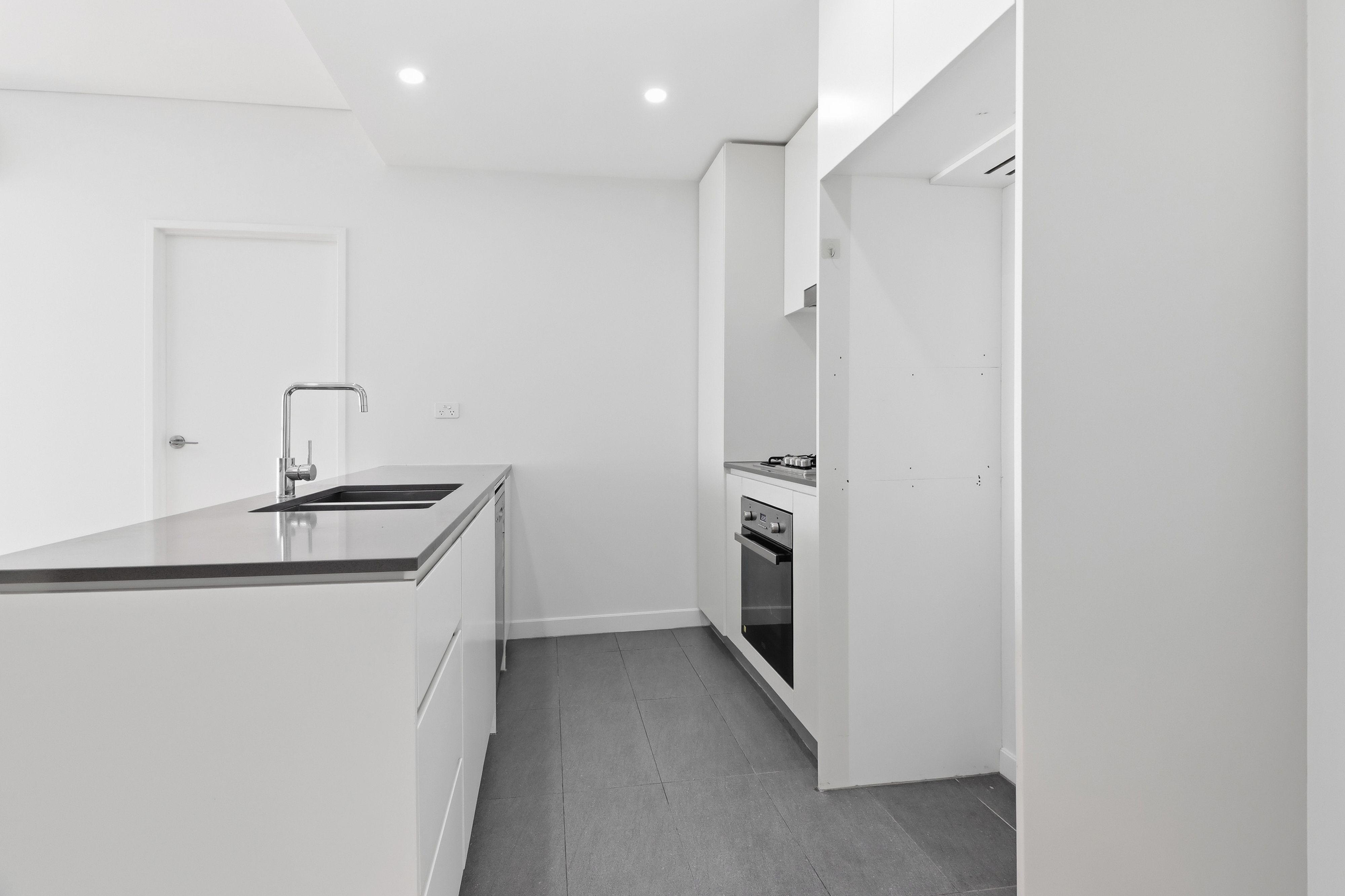 1002/20 Dressler Court — photo 5 of 16