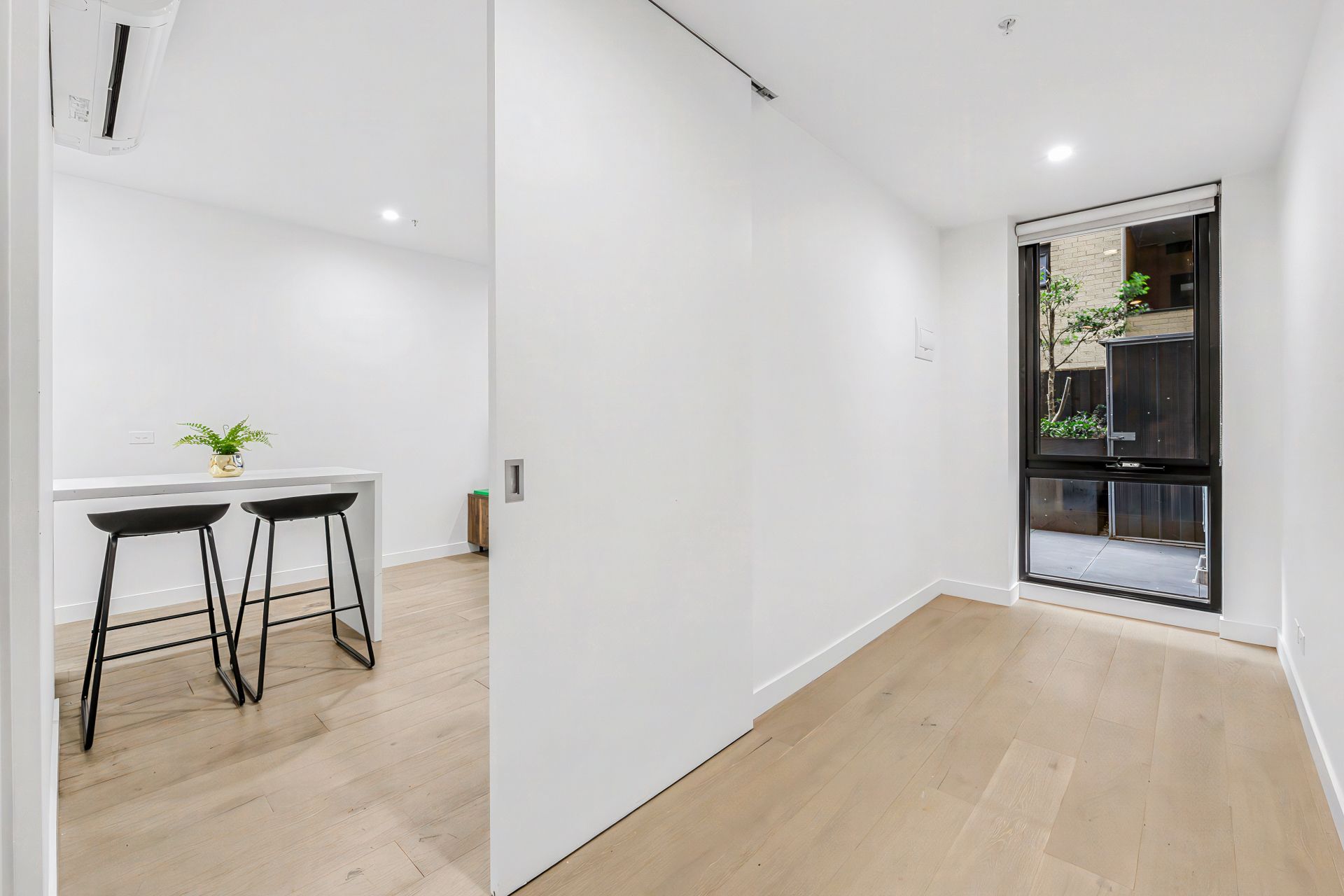 G03/15 Irving Avenue — photo 4 of 10