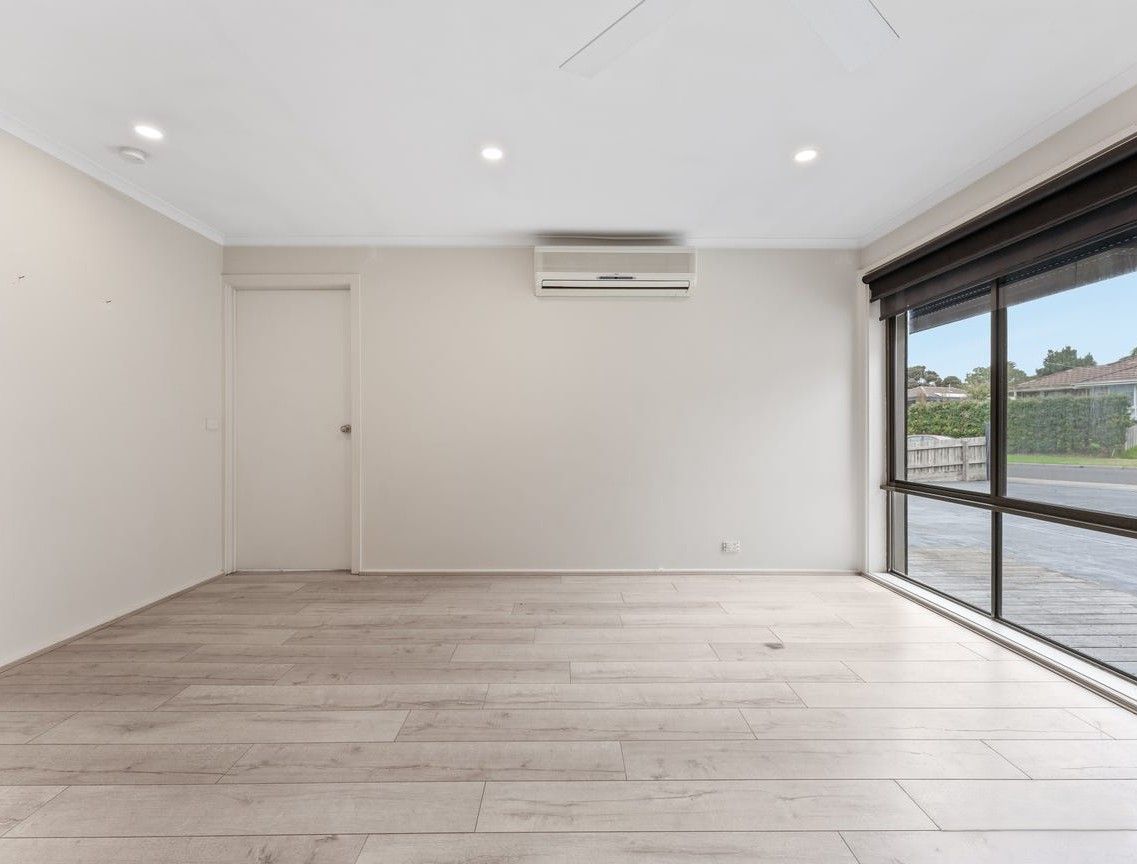 29 Luscombe Avenue — photo 4 of 9