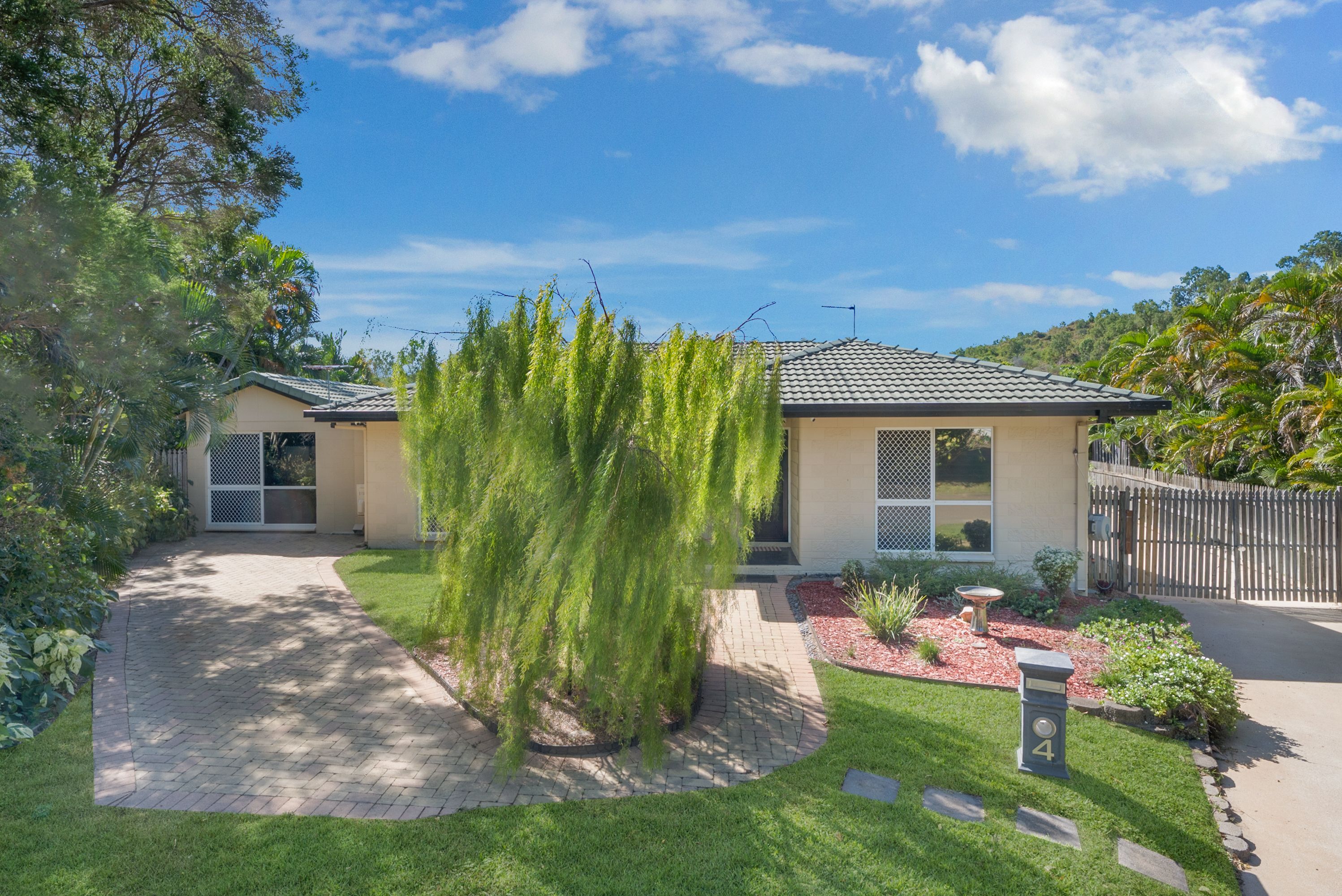 4 Dunbar Crescent, Wulguru QLD 4811