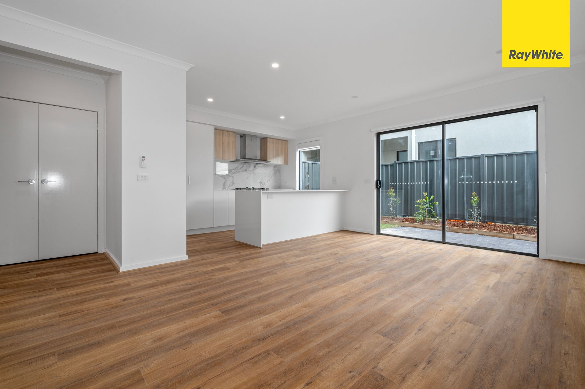 48 Buckingham Boulevard — photo 3 of 16