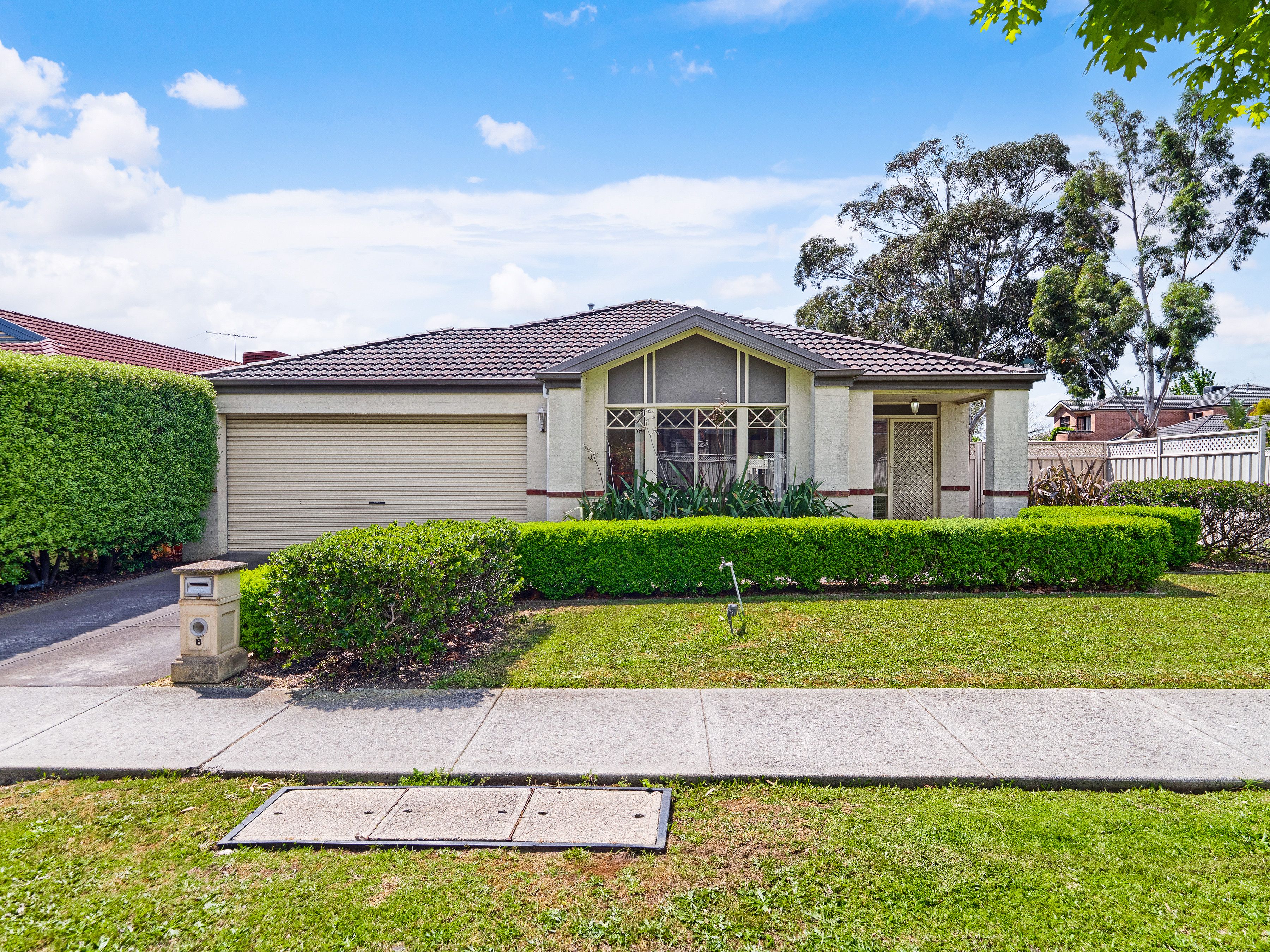 8 Thurvaston Crescent , Cranbourne East VIC 3977