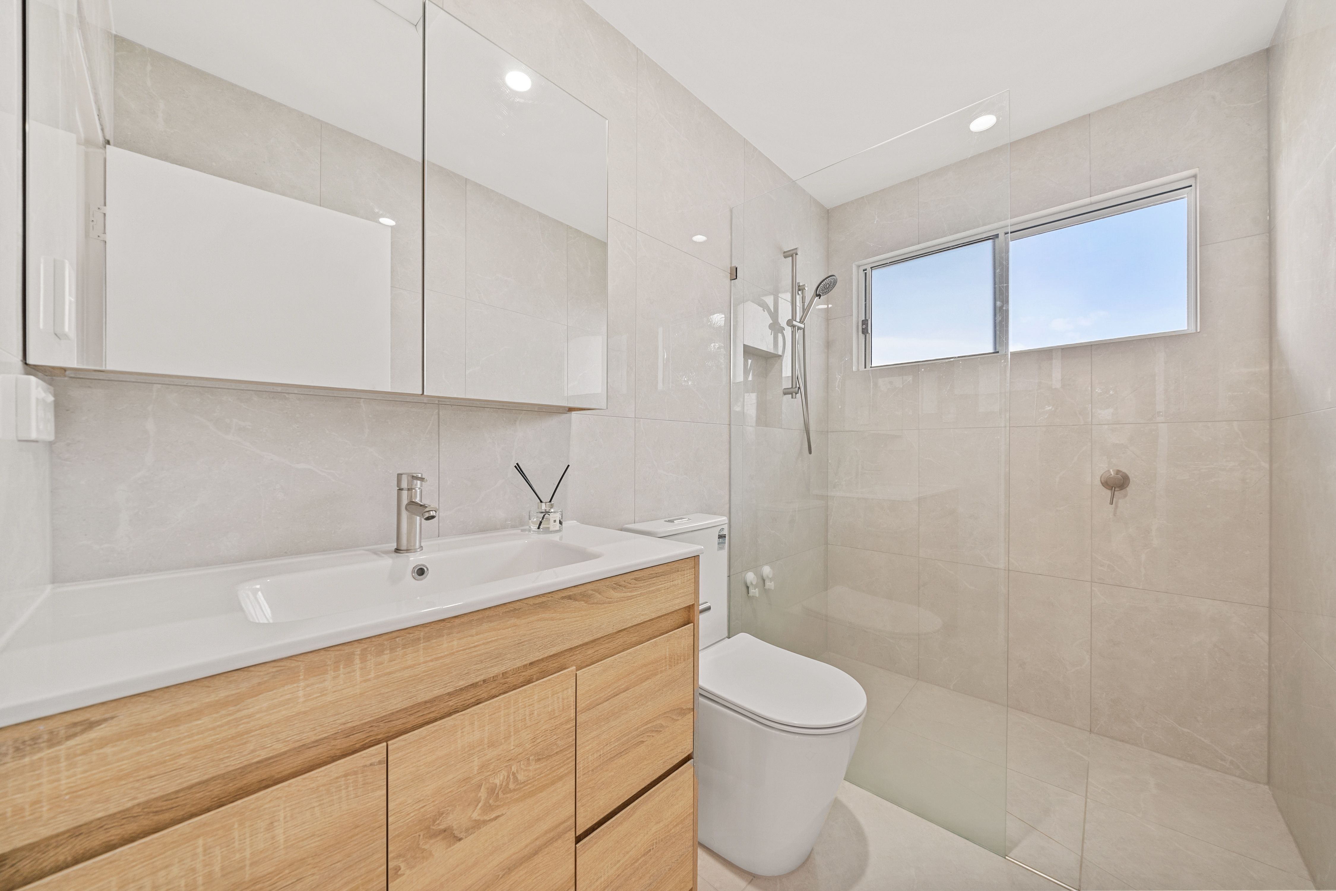 27 MacArthur Crescent — photo 11 of 20