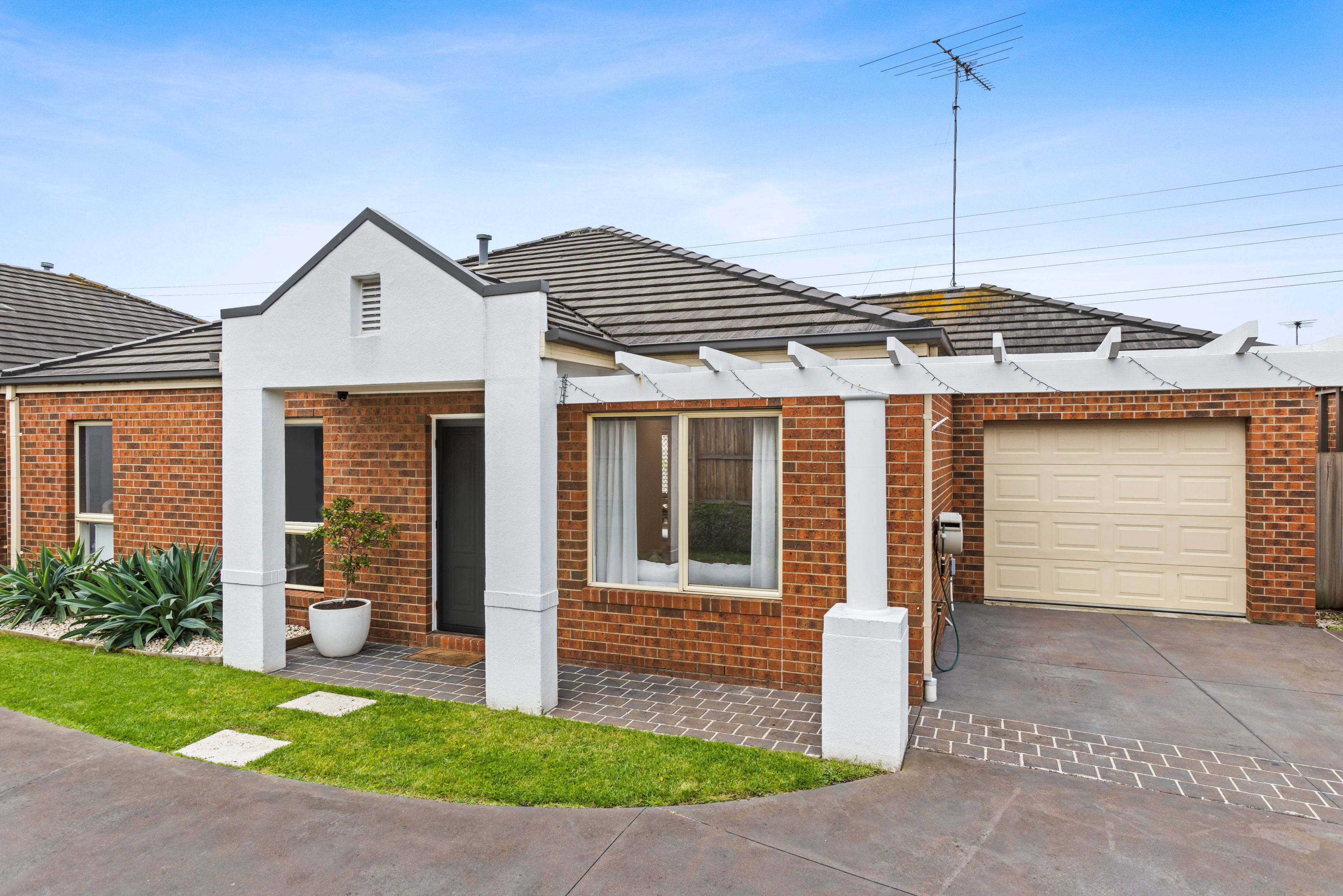 2/11 Cedarville Close — photo from Ray White Highton