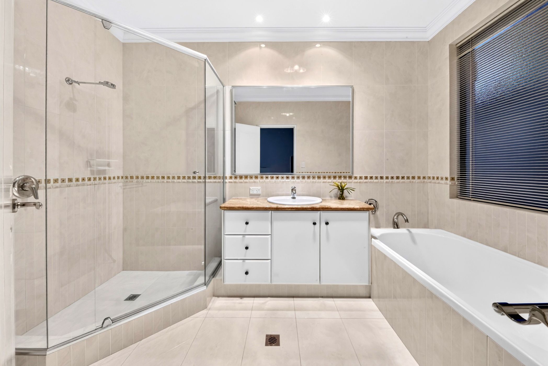 A Grand Entertainer with Endless Views — photo 13 of 30