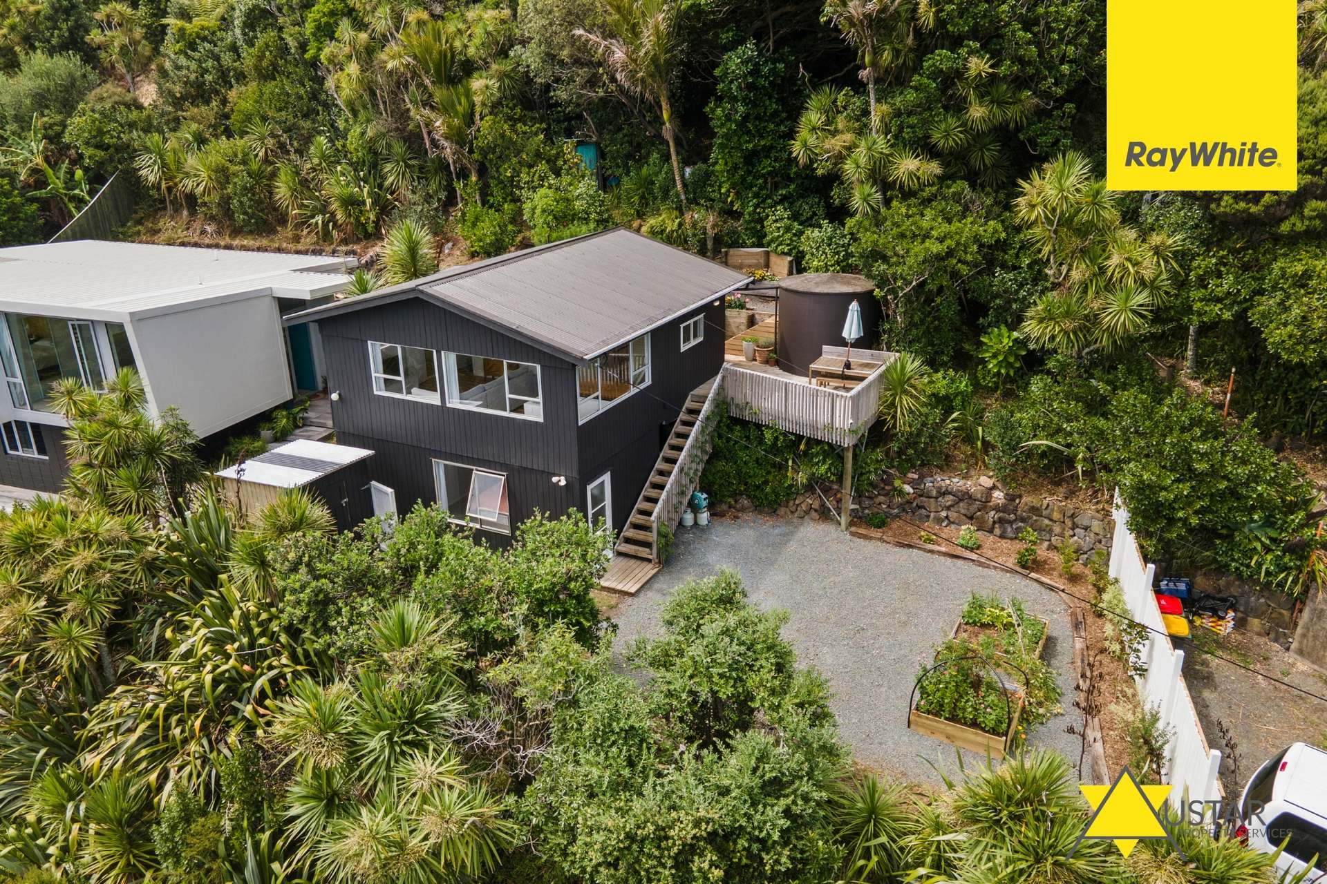 16 Piha Road photo 18