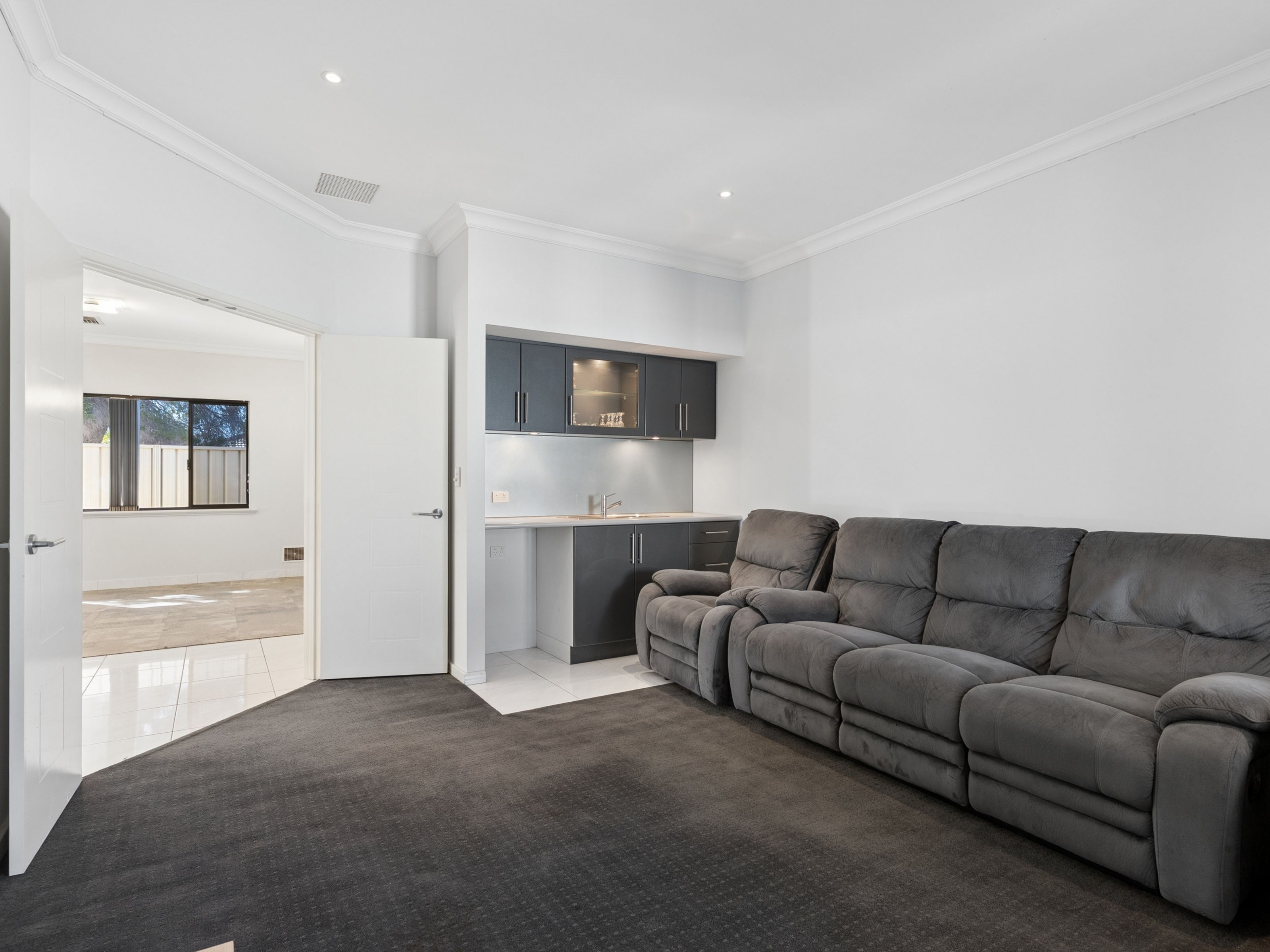 2/9 Bradford Street — photo 3 of 16
