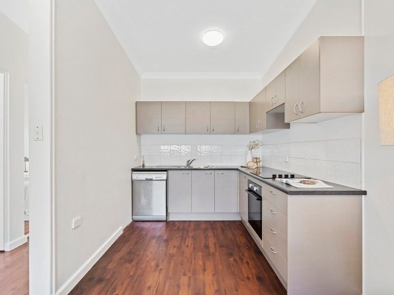 4/104 Henderson Street — photo 8 of 19