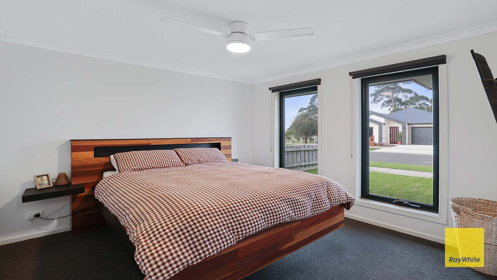 15 Parkside Crescent — photo 12 of 18