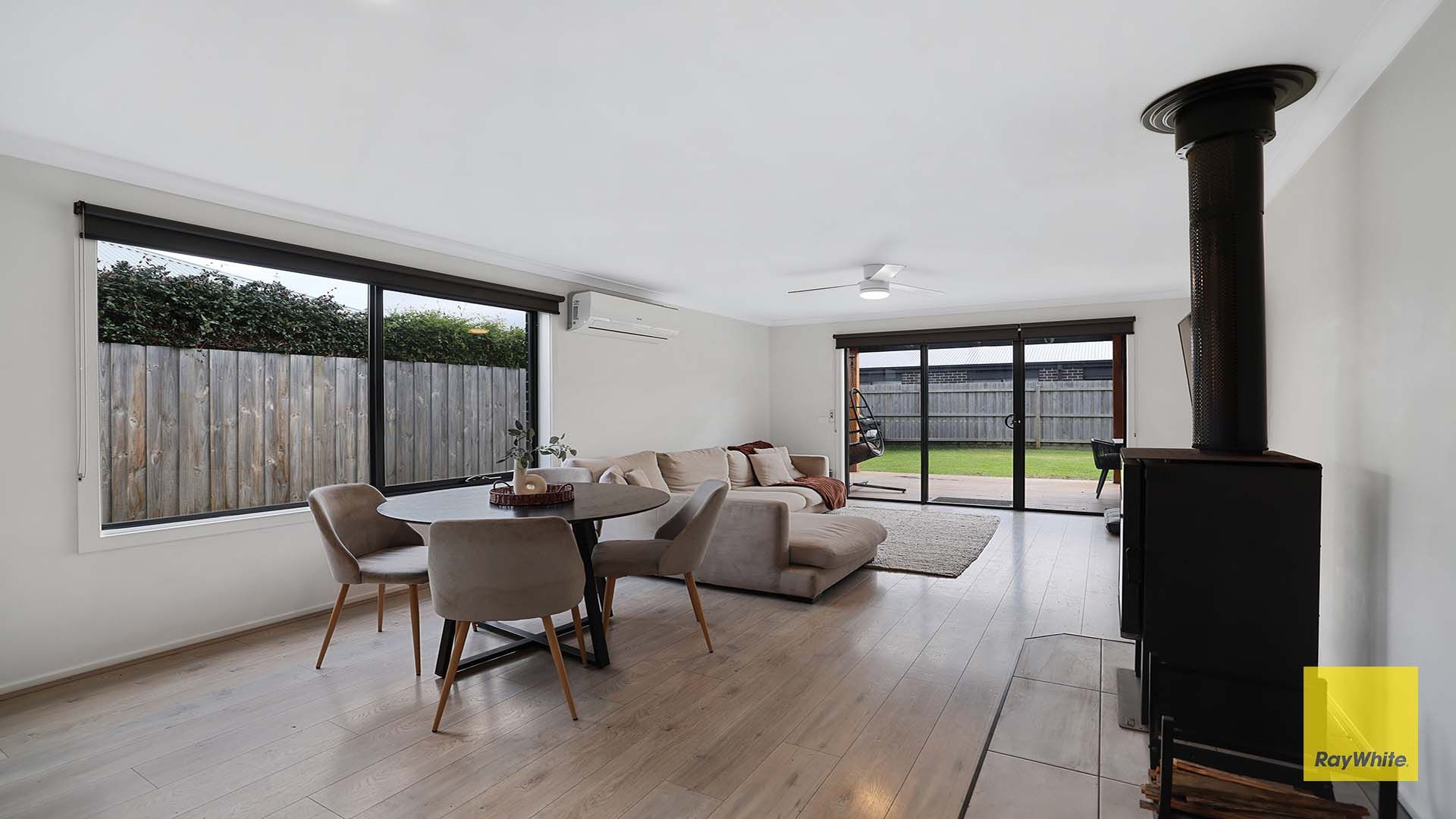 15 Parkside Crescent — photo 9 of 18