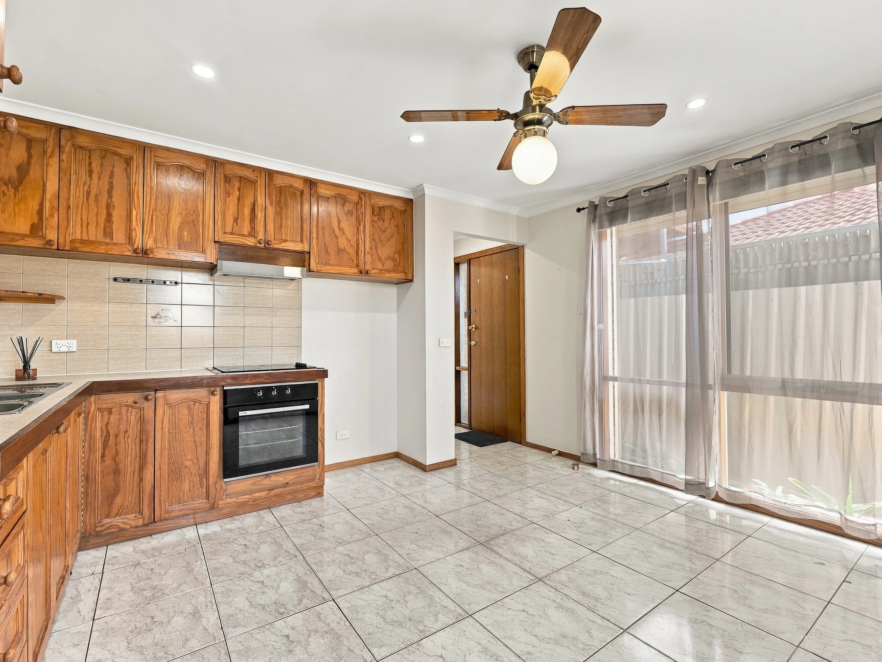 2/21 Reaburn Avenue, St Albans, VIC 3021