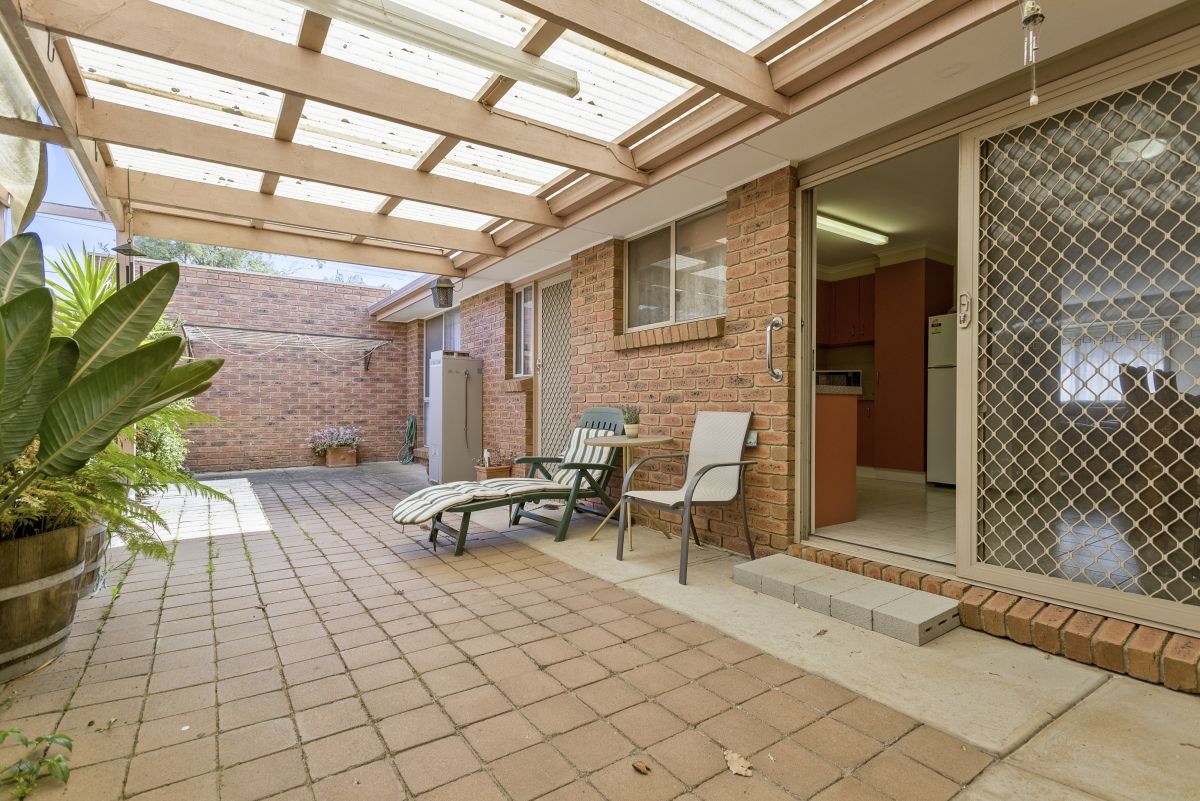 2/13 Deutgam Street, Werribee, VIC 3030