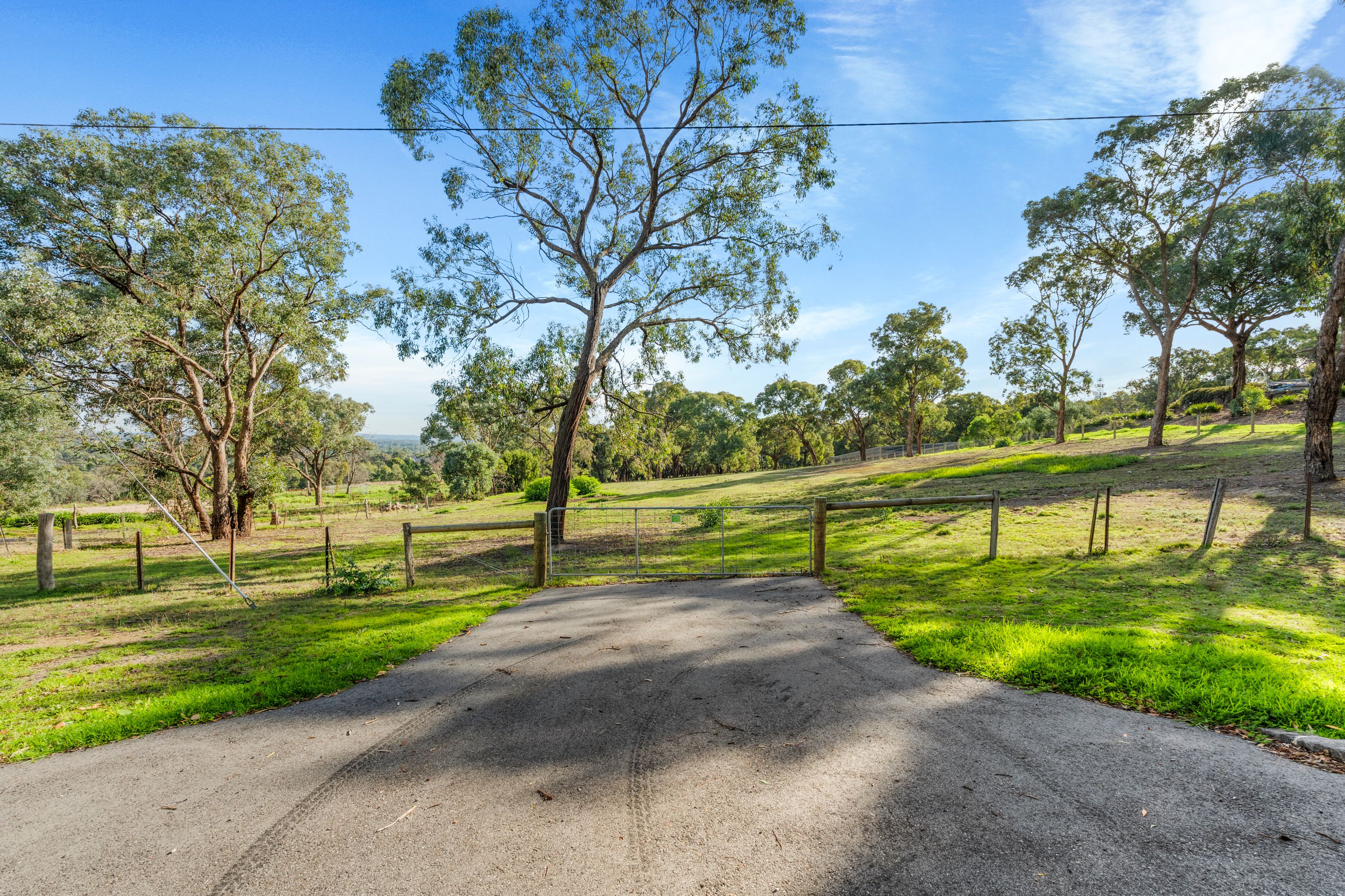 46 North Oatlands Road — photo 11 of 17