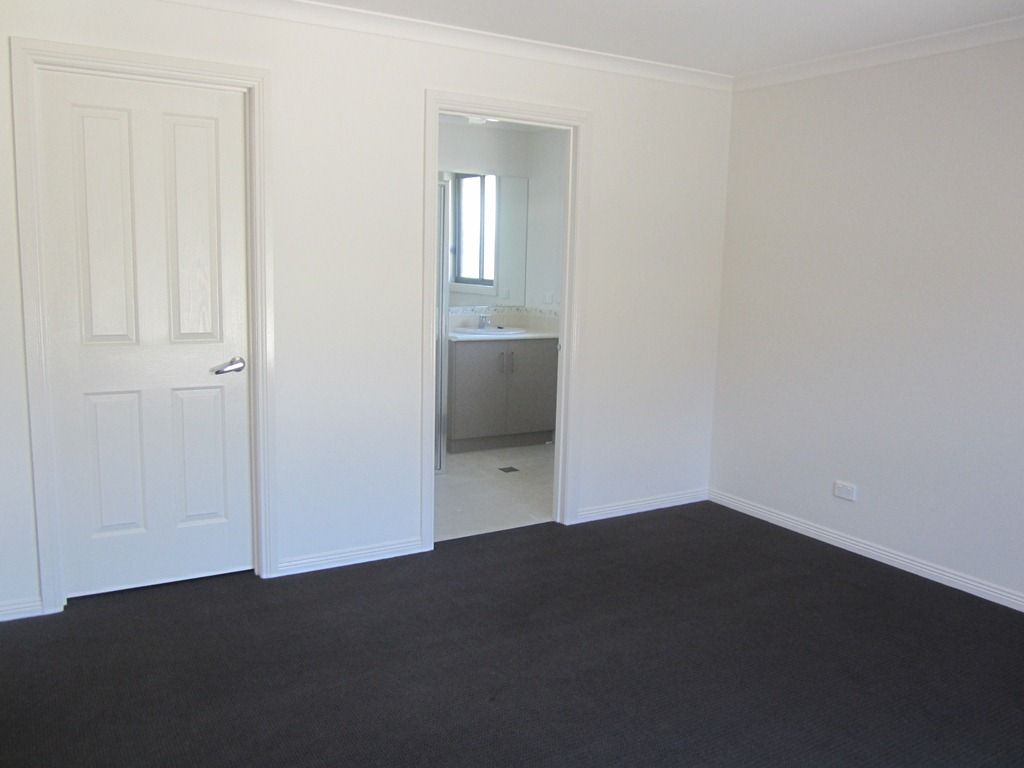 2/386 Kaitlers Road, Lavington, NSW 2641