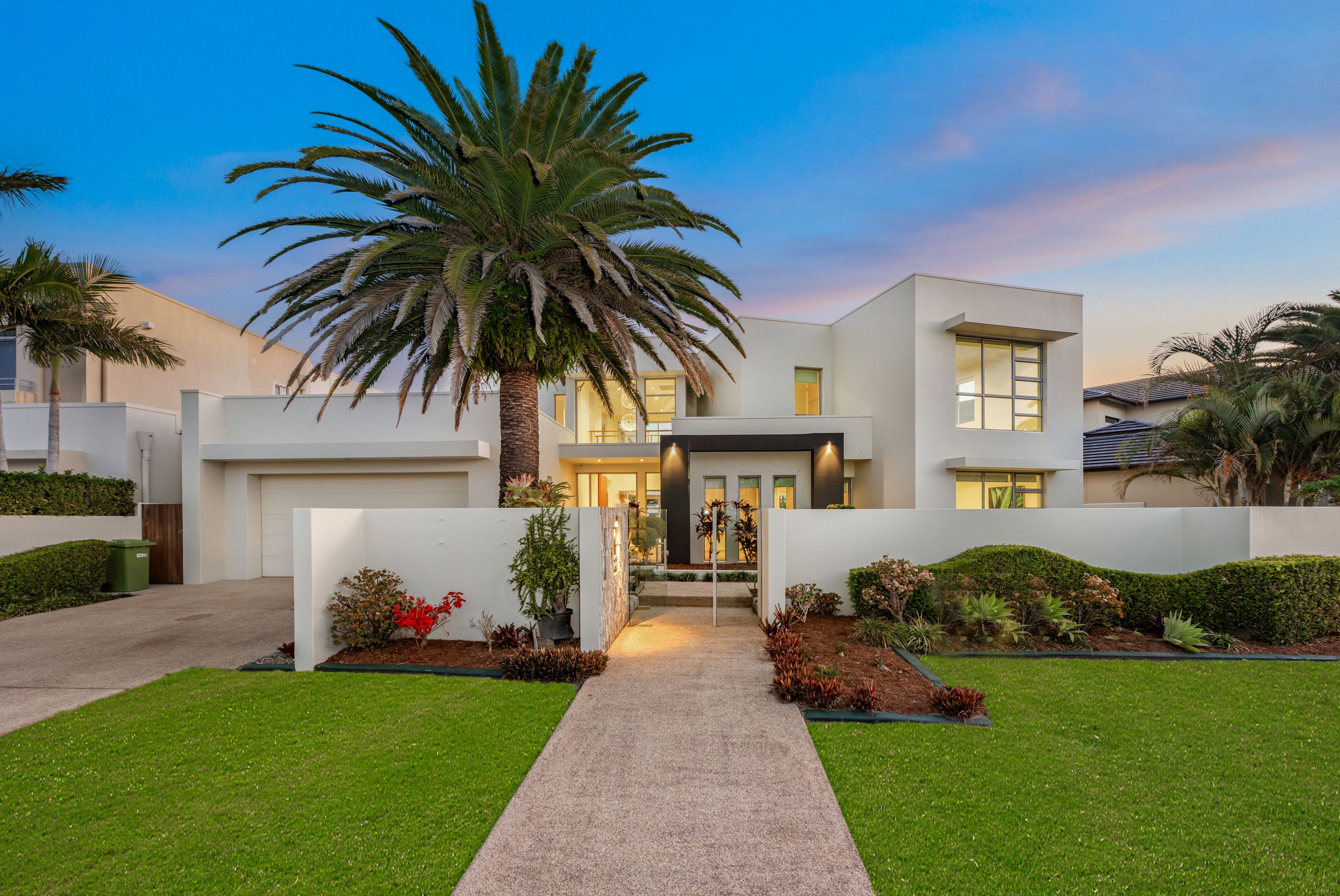 25 Royal Albert Crescent, Sovereign Islands, QLD 4216 Sold House