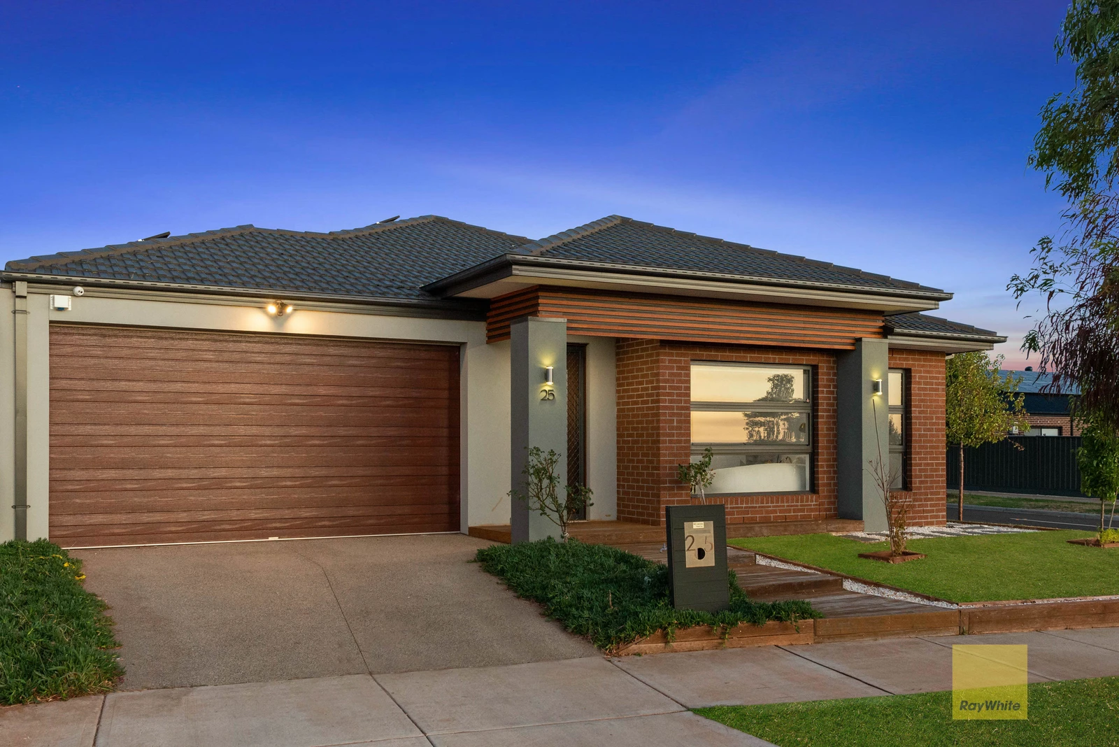 25 Azadi Crescent, Strathtulloh, VIC 3338