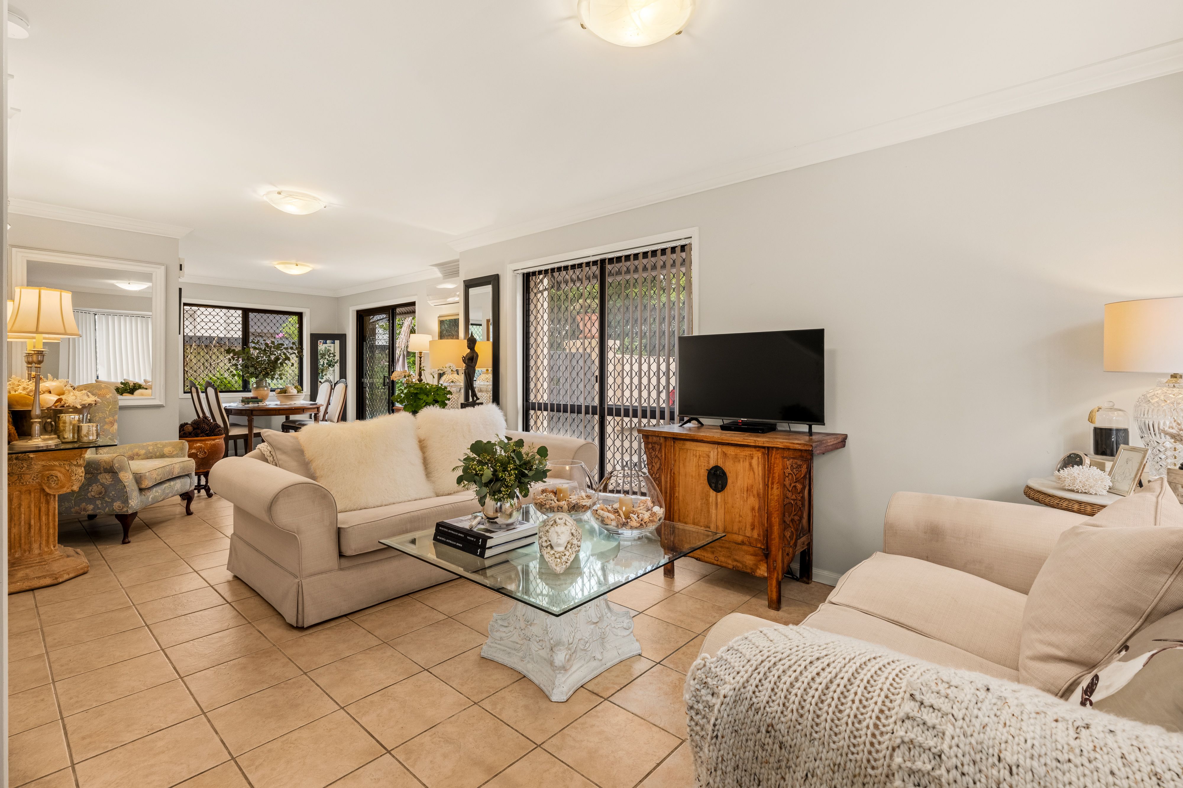 8/11 Barton Road — photo 4 of 17