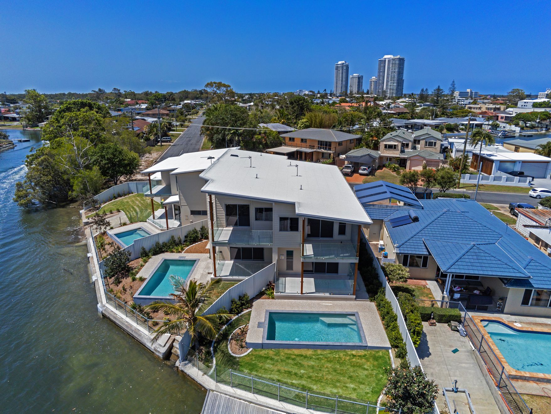 2/2 Vaggelas Crescent, Biggera Waters, QLD 4216