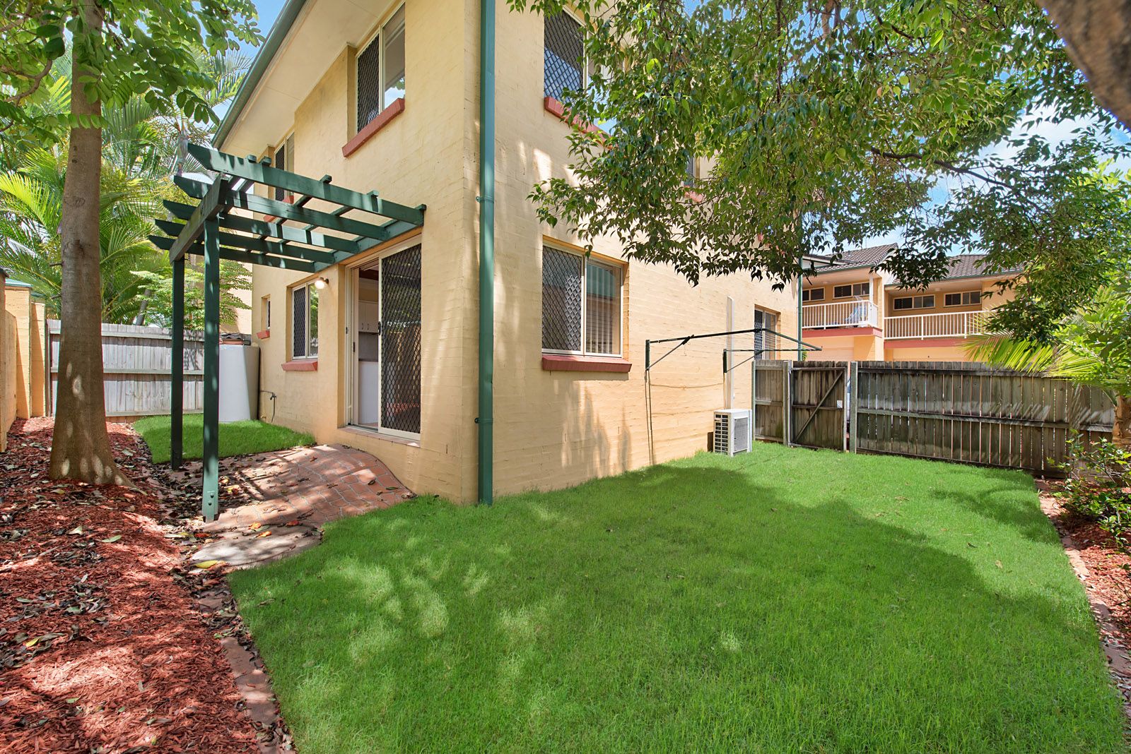 32 Iris Street, Holland Park West QLD 4121