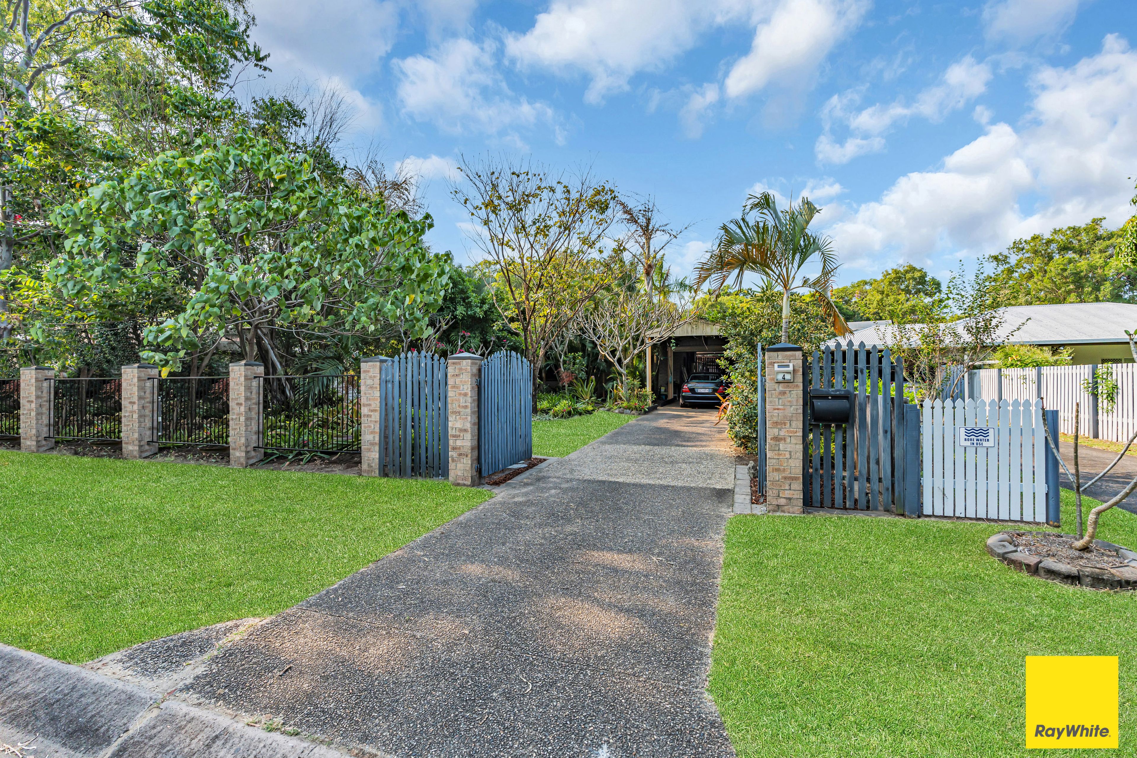 4 Baronia Crescent, Holloways Beach QLD 4878