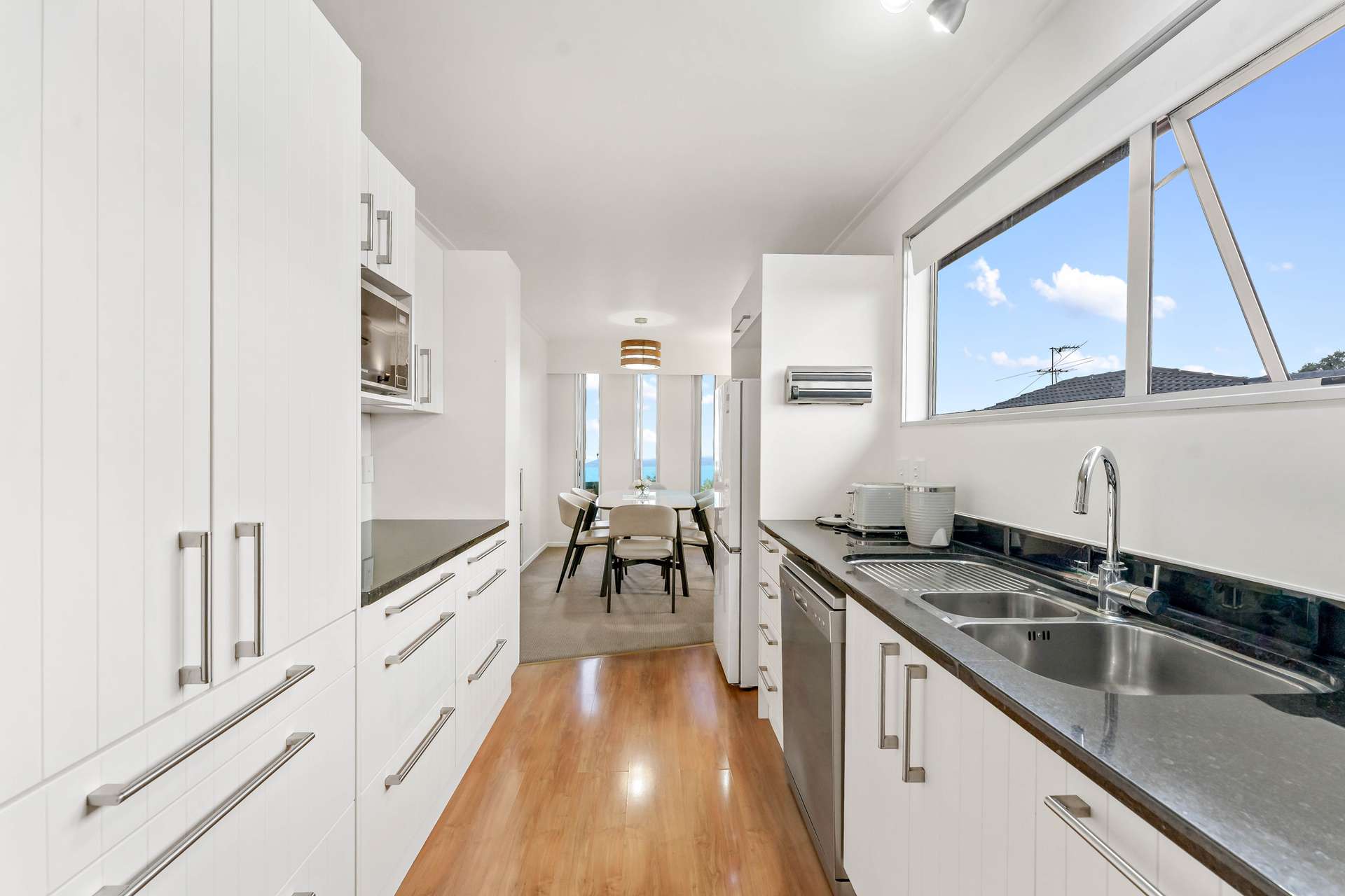 2/98 Halsey Drive photo 4
