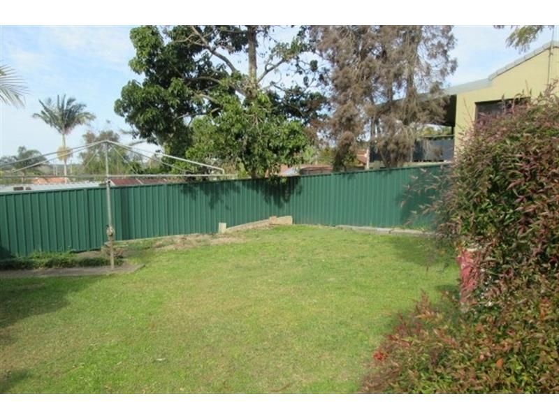8 Weismantle Street — photo 4 of 6