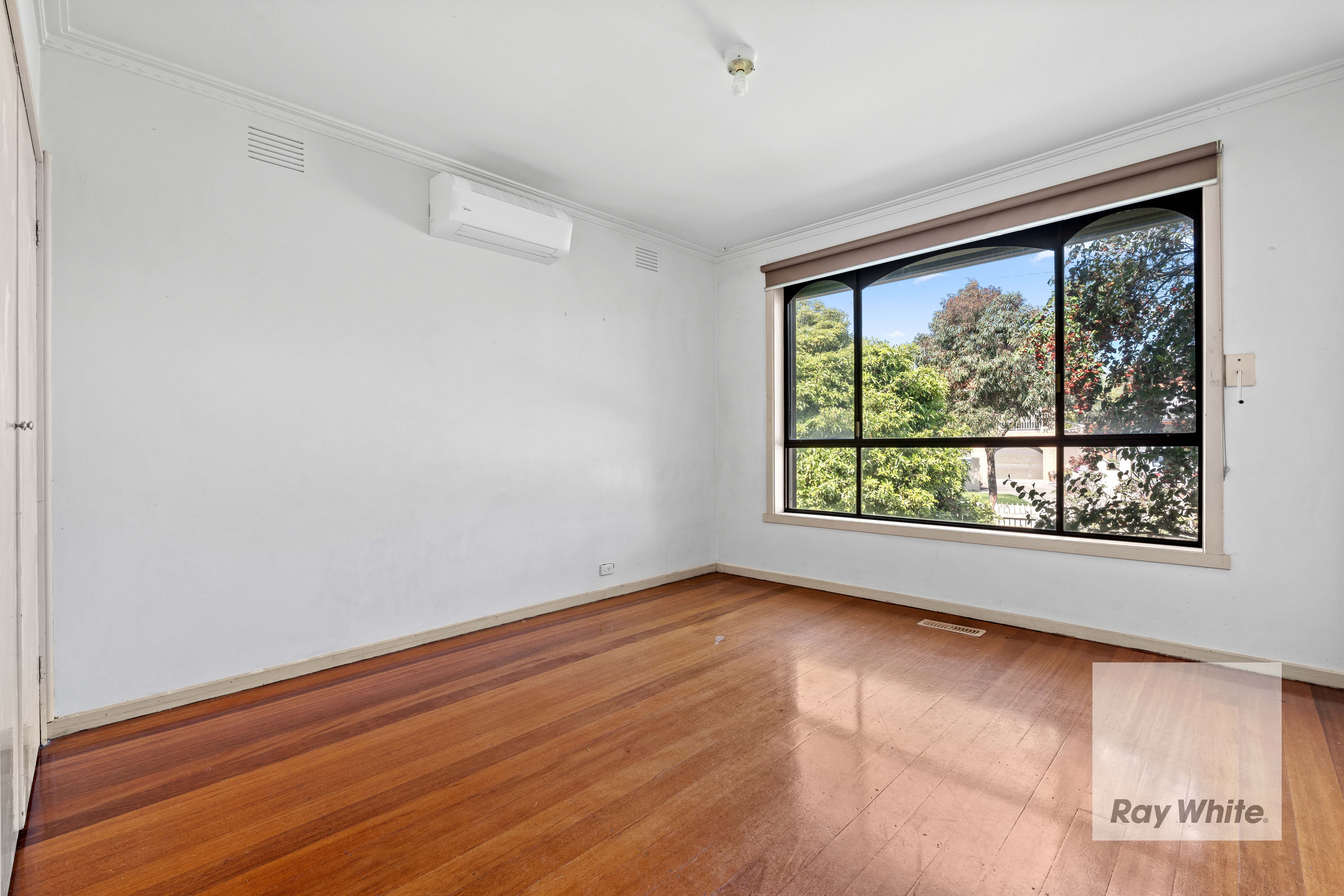 48 Taunton Drive — photo 3 of 12