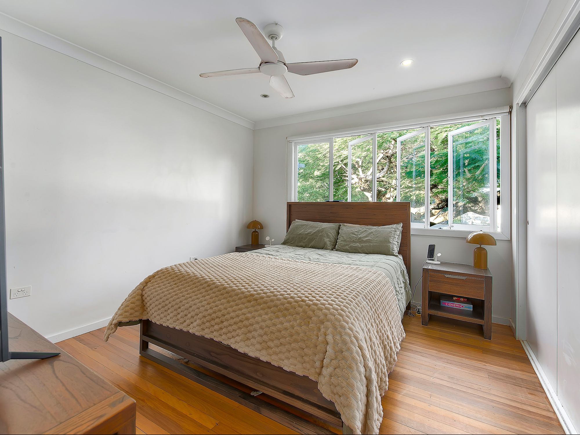 20 Chuter Street — photo 10 of 13