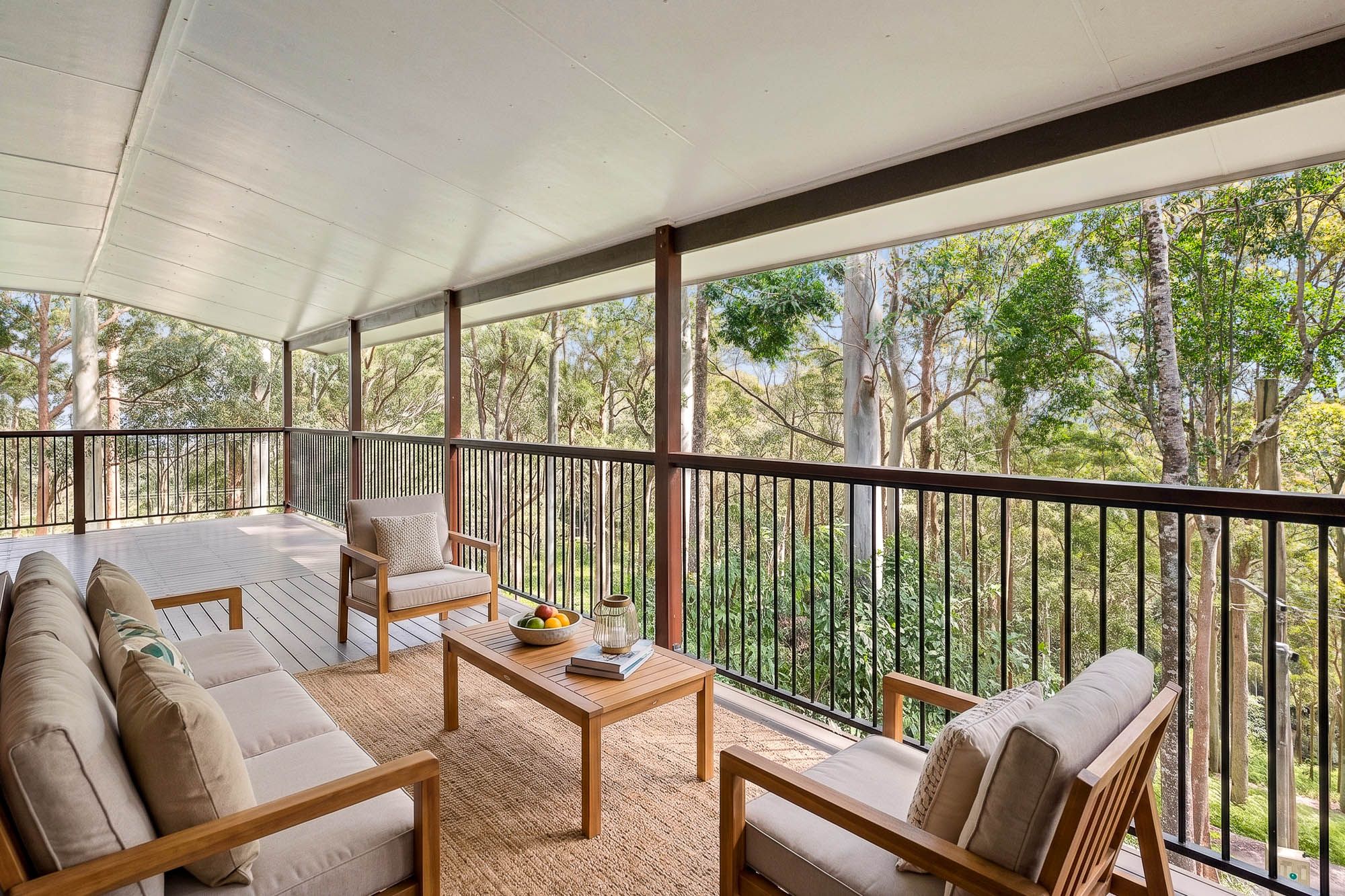 Leafy scenery in a stylishly renovated family retreat — photo 5 of 17