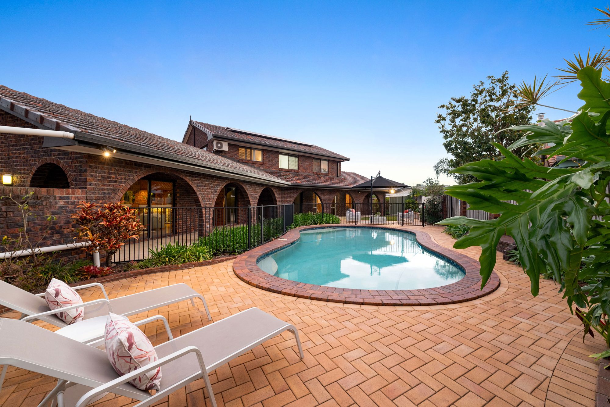 16 Edzell Place, Carindale, QLD 4152