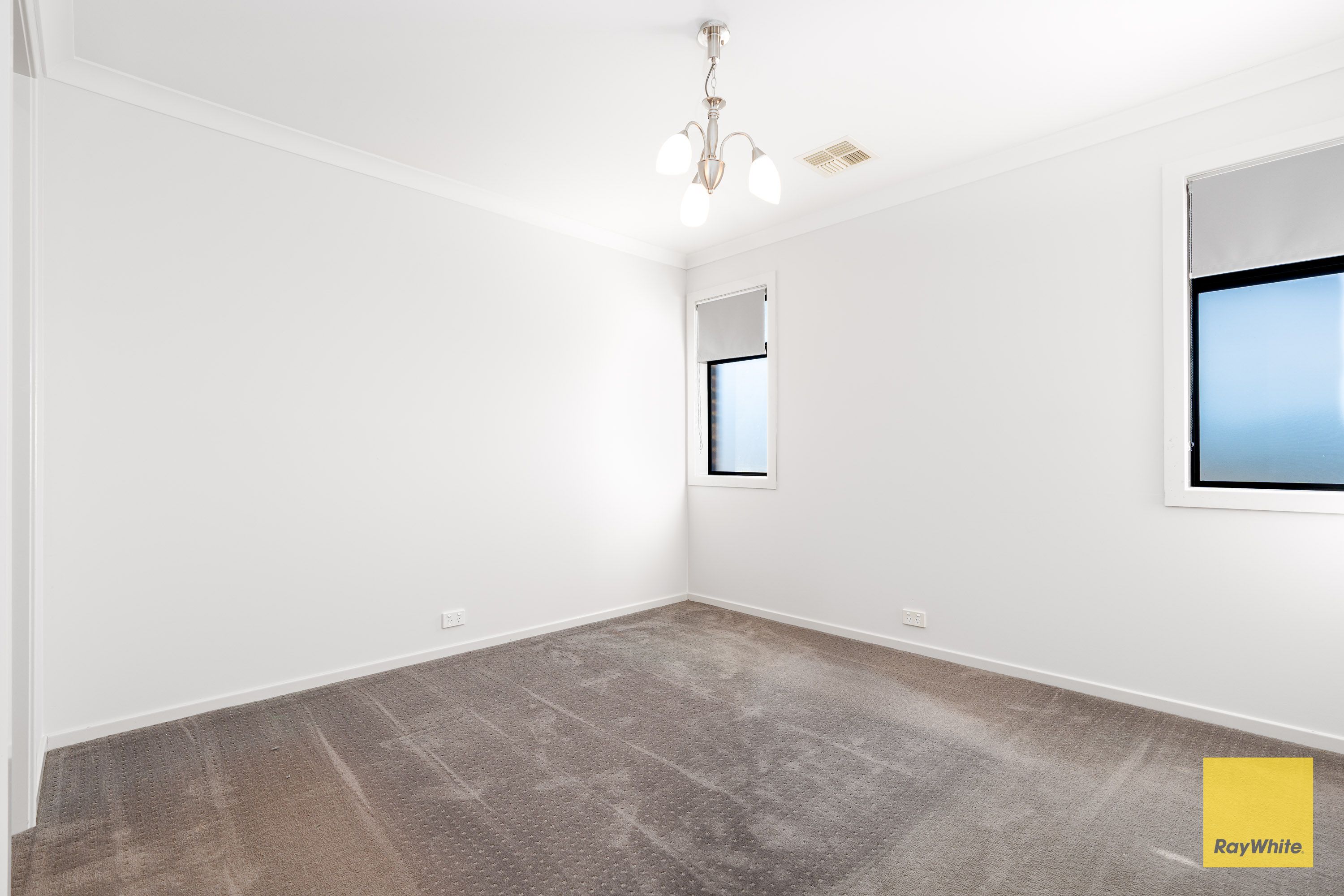 6 Roxburgh Crescent — photo 17 of 21